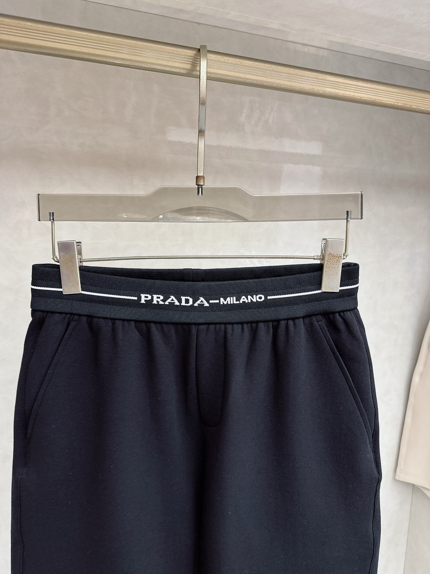 PRAD（普拉达）2026春夏季新款，最新休闲短裤。原版裤型上身休闲百搭、腰头螺纹设计Logo平织点缀设