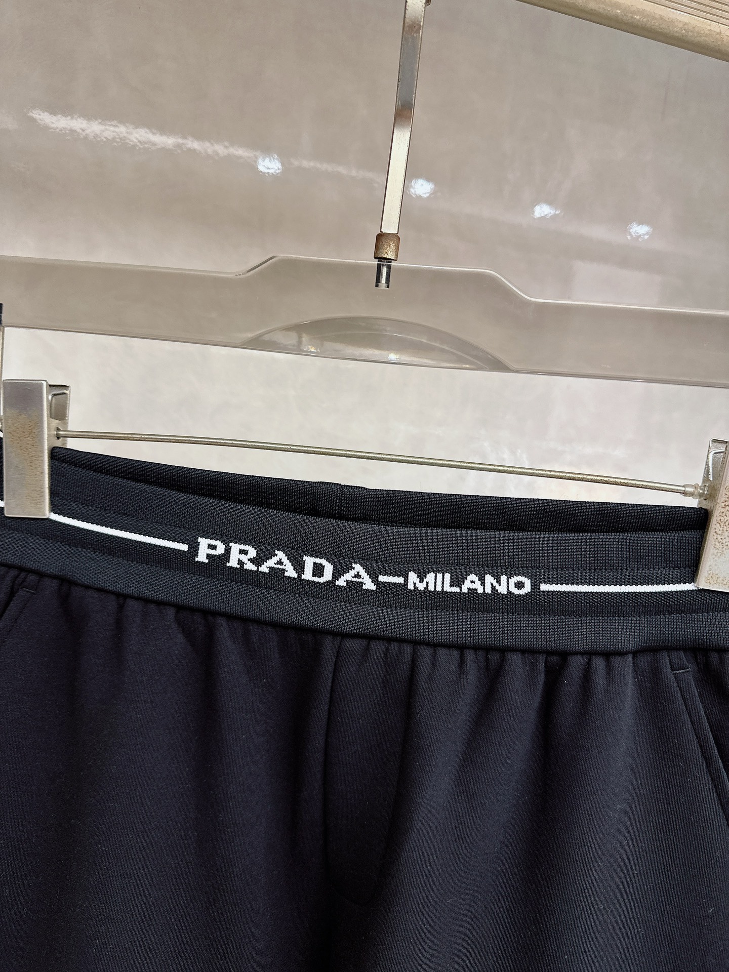 PRAD（普拉达）2026春夏季新款，最新休闲短裤。原版裤型上身休闲百搭、腰头螺纹设计Logo平织点缀设