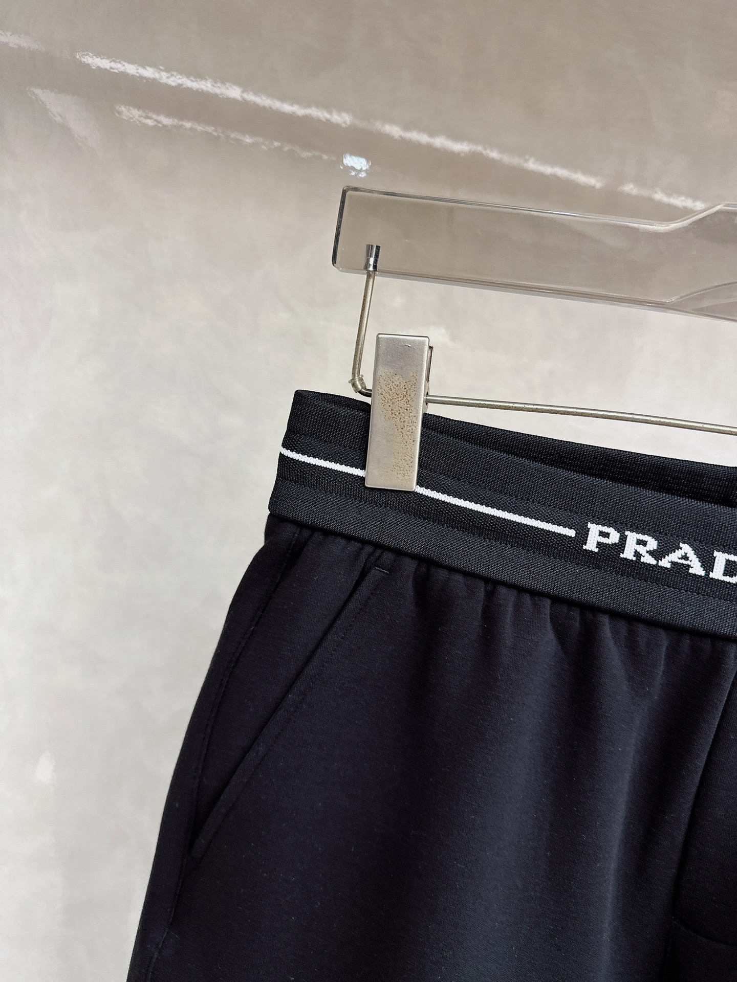 PRAD（普拉达）2026春夏季新款，最新休闲短裤。原版裤型上身休闲百搭、腰头螺纹设计Logo平织点缀设