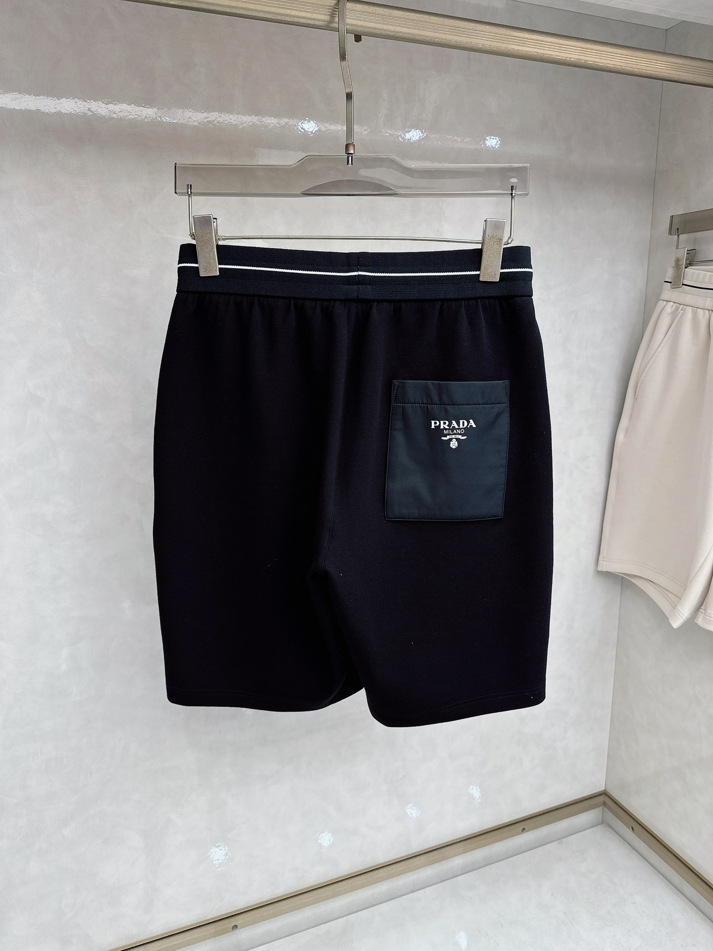 PRAD（普拉达）2026春夏季新款，最新休闲短裤。原版裤型上身休闲百搭、腰头螺纹设计Logo平织点缀设