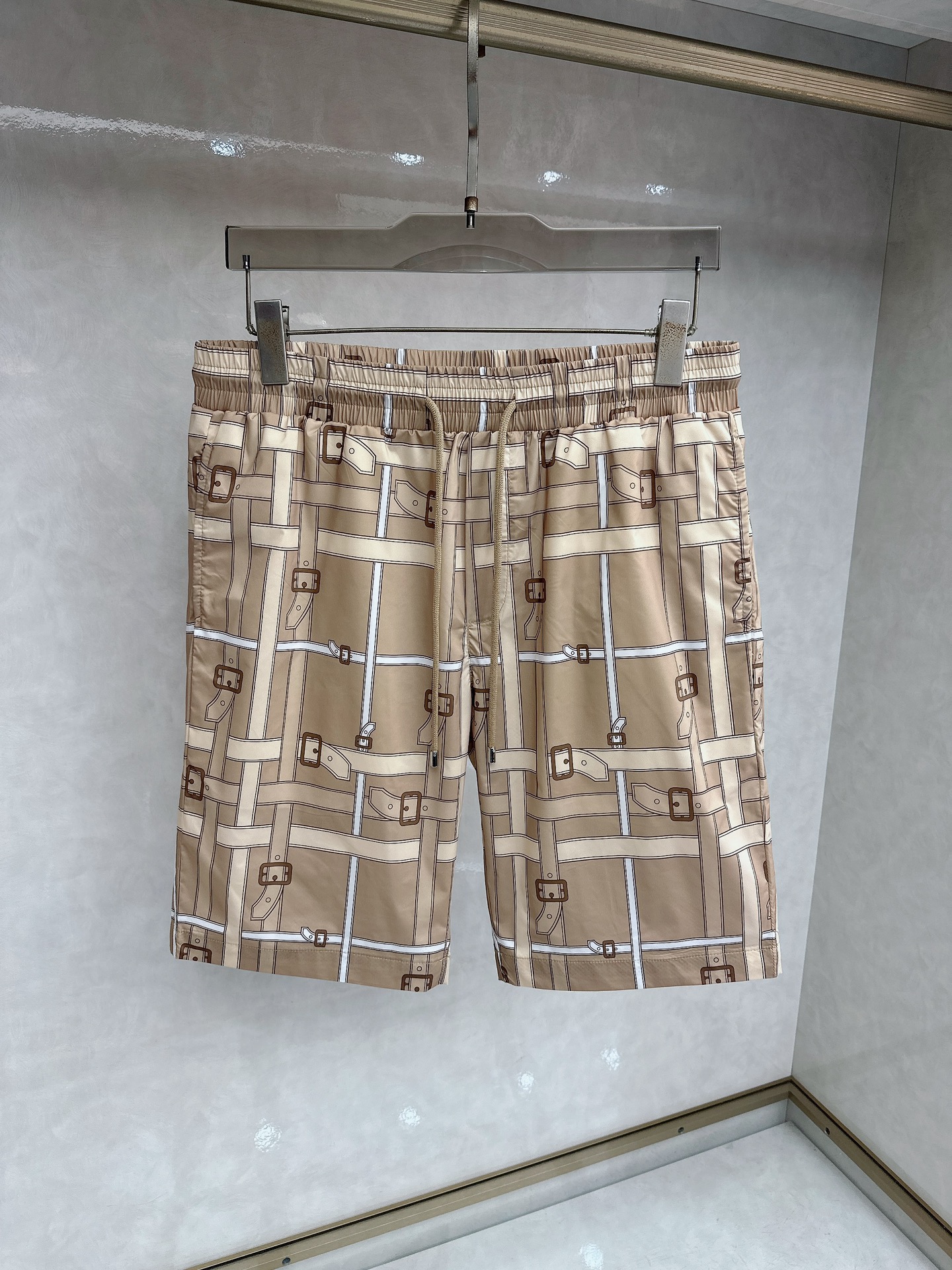 Burberry 巴宝莉，夏季最新品，同步有售，原单狠货，时尚休闲短裤，进口原版面料，上身舒适透气，顶级