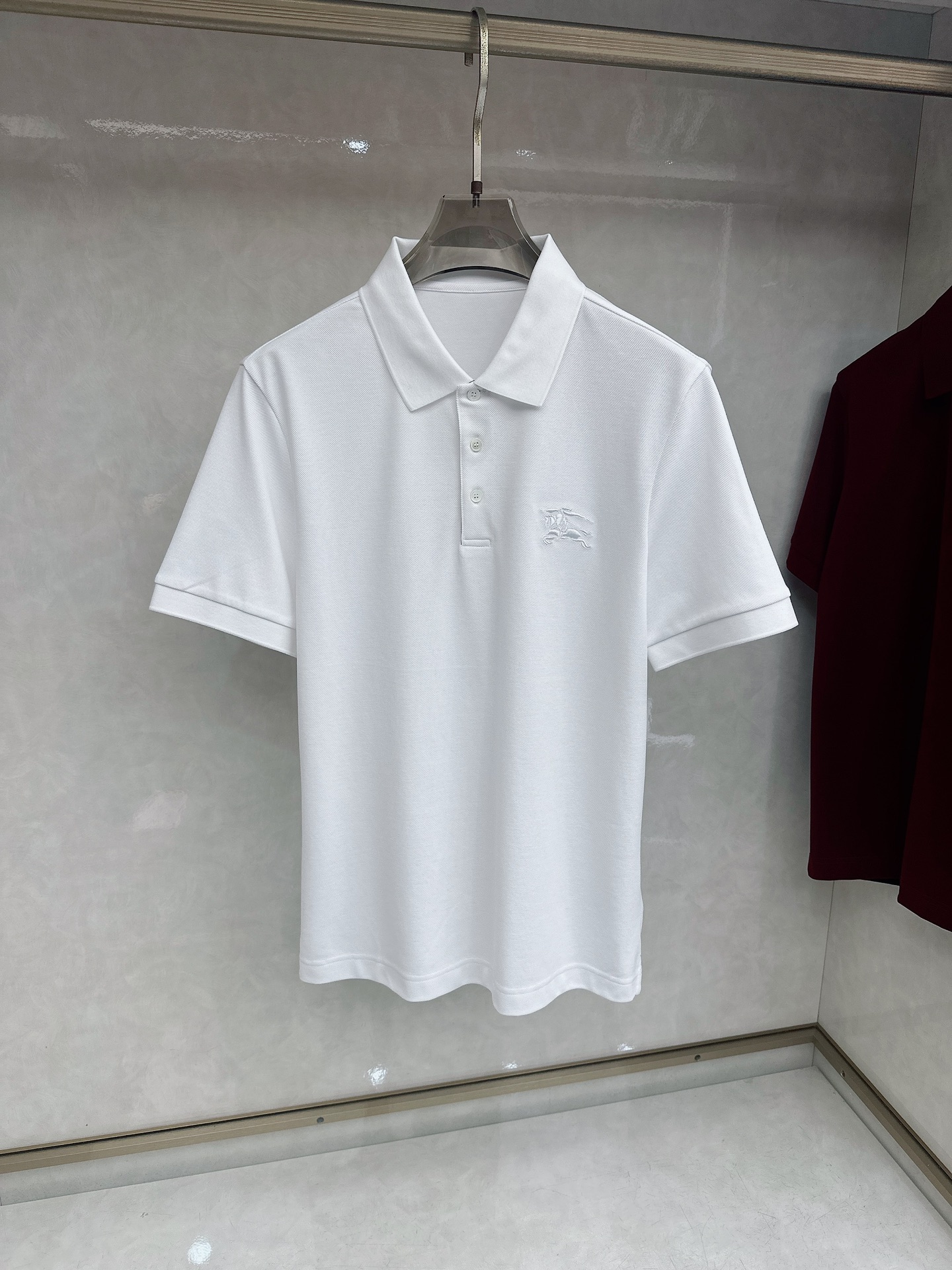 Burberry 1955ss秋季新款发布➖巴宝莉翻领短袖T恤，高端新款短袖，字母logo刺绣，穿上就是