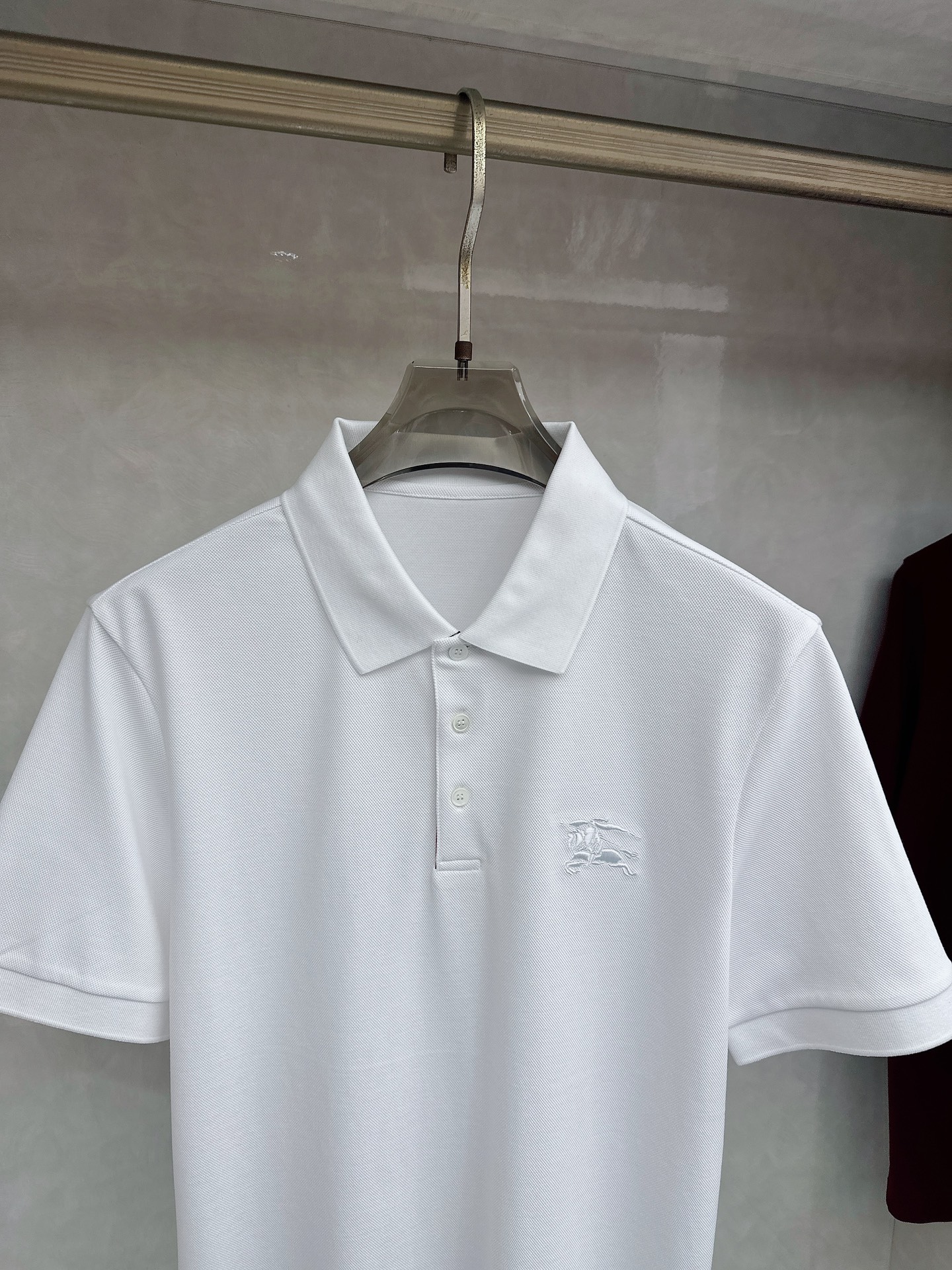 Burberry 1955ss秋季新款发布➖巴宝莉翻领短袖T恤，高端新款短袖，字母logo刺绣，穿上就是