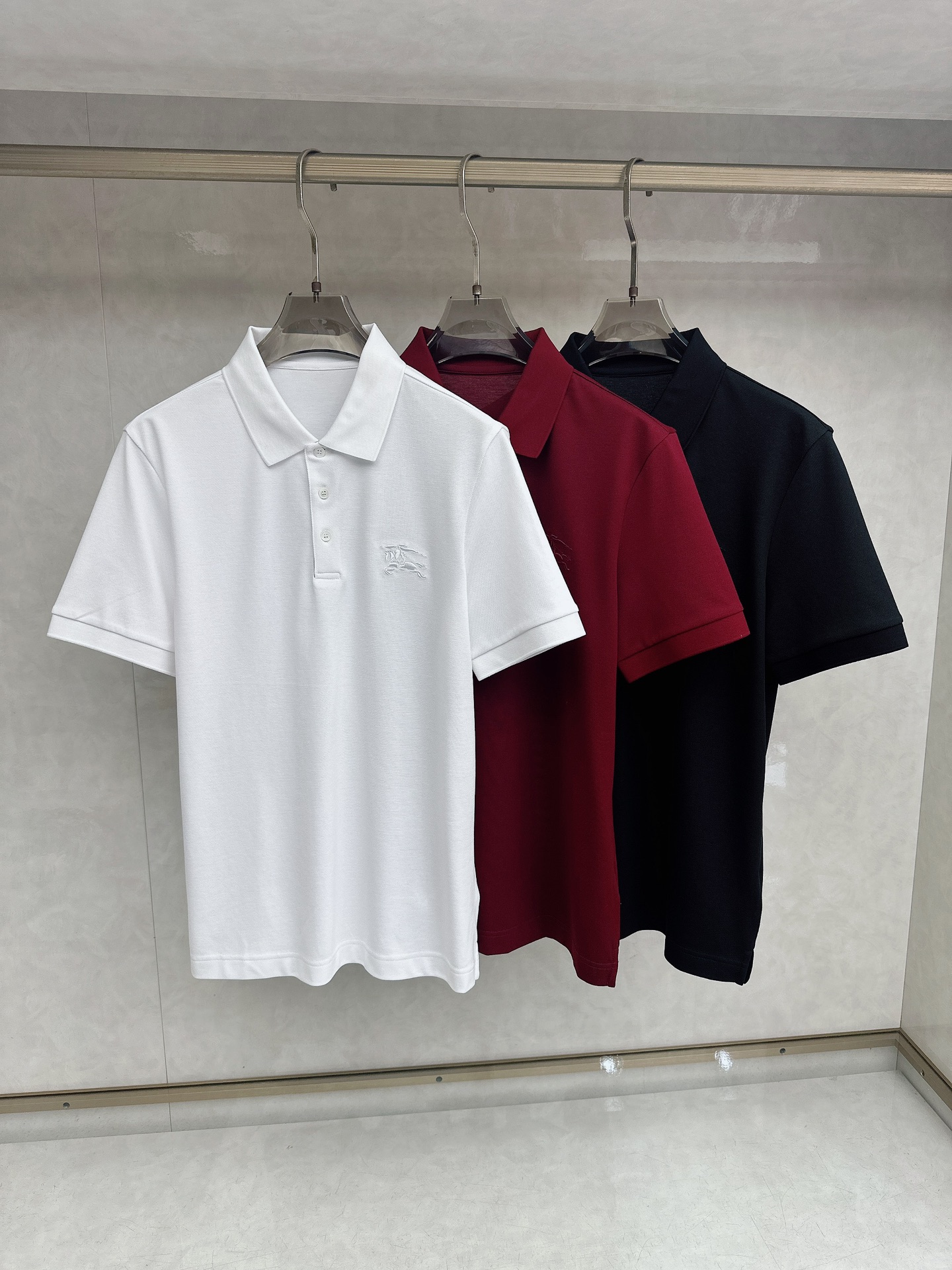 Burberry 1955ss秋季新款发布➖巴宝莉翻领短袖T恤，高端新款短袖，字母logo刺绣，穿上就是