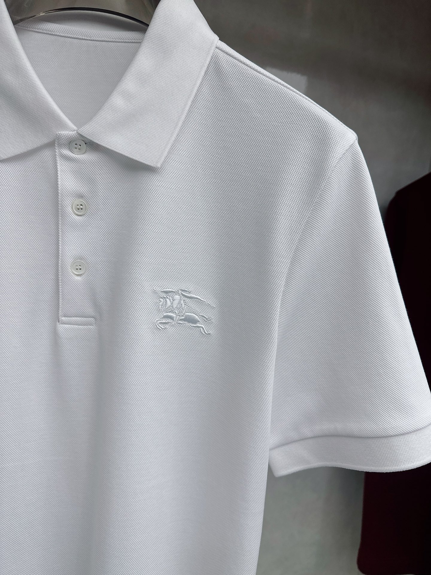 Burberry 1955ss秋季新款发布➖巴宝莉翻领短袖T恤，高端新款短袖，字母logo刺绣，穿上就是