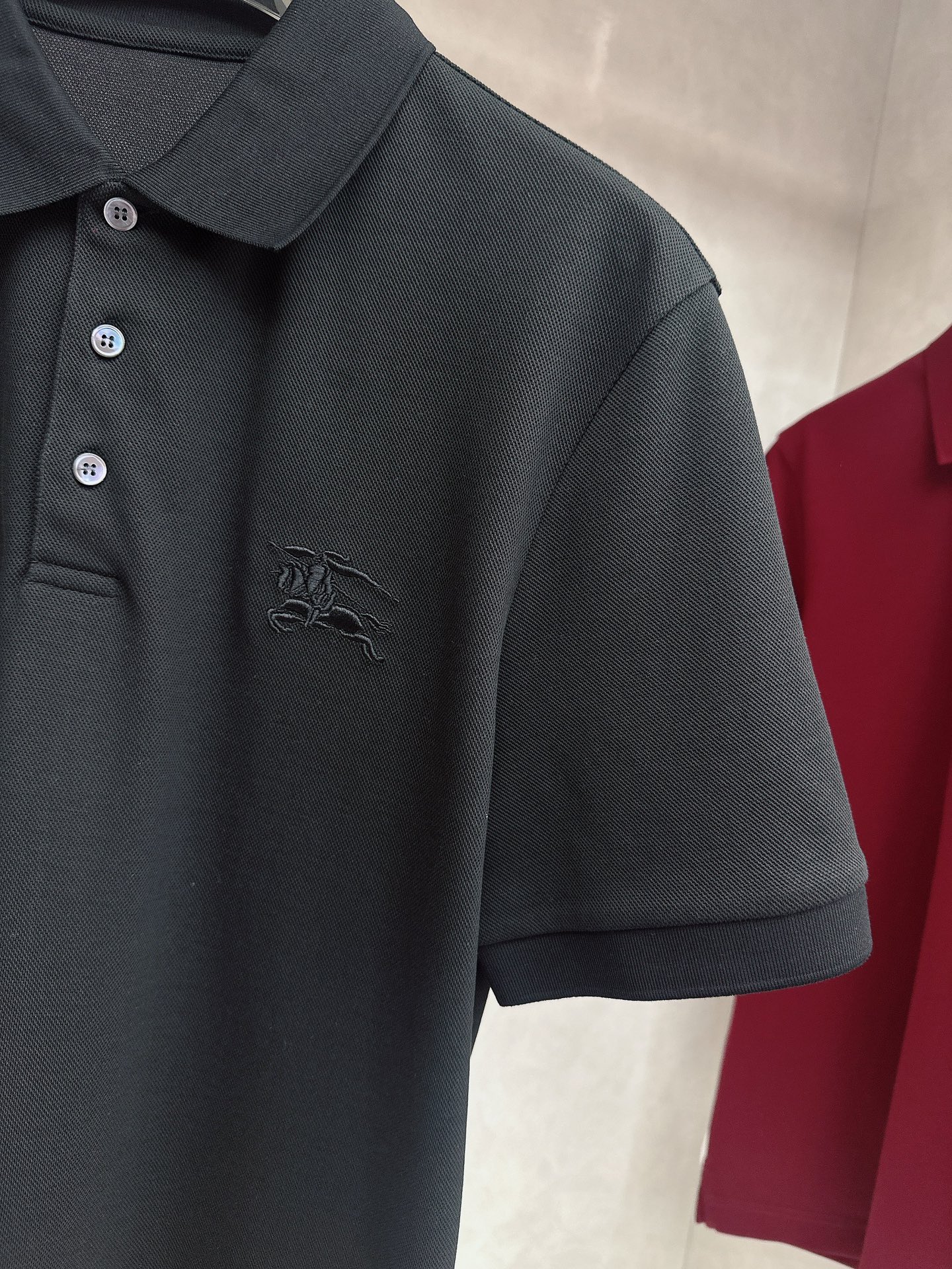 Burberry 1955ss秋季新款发布➖巴宝莉翻领短袖T恤，高端新款短袖，字母logo刺绣，穿上就是