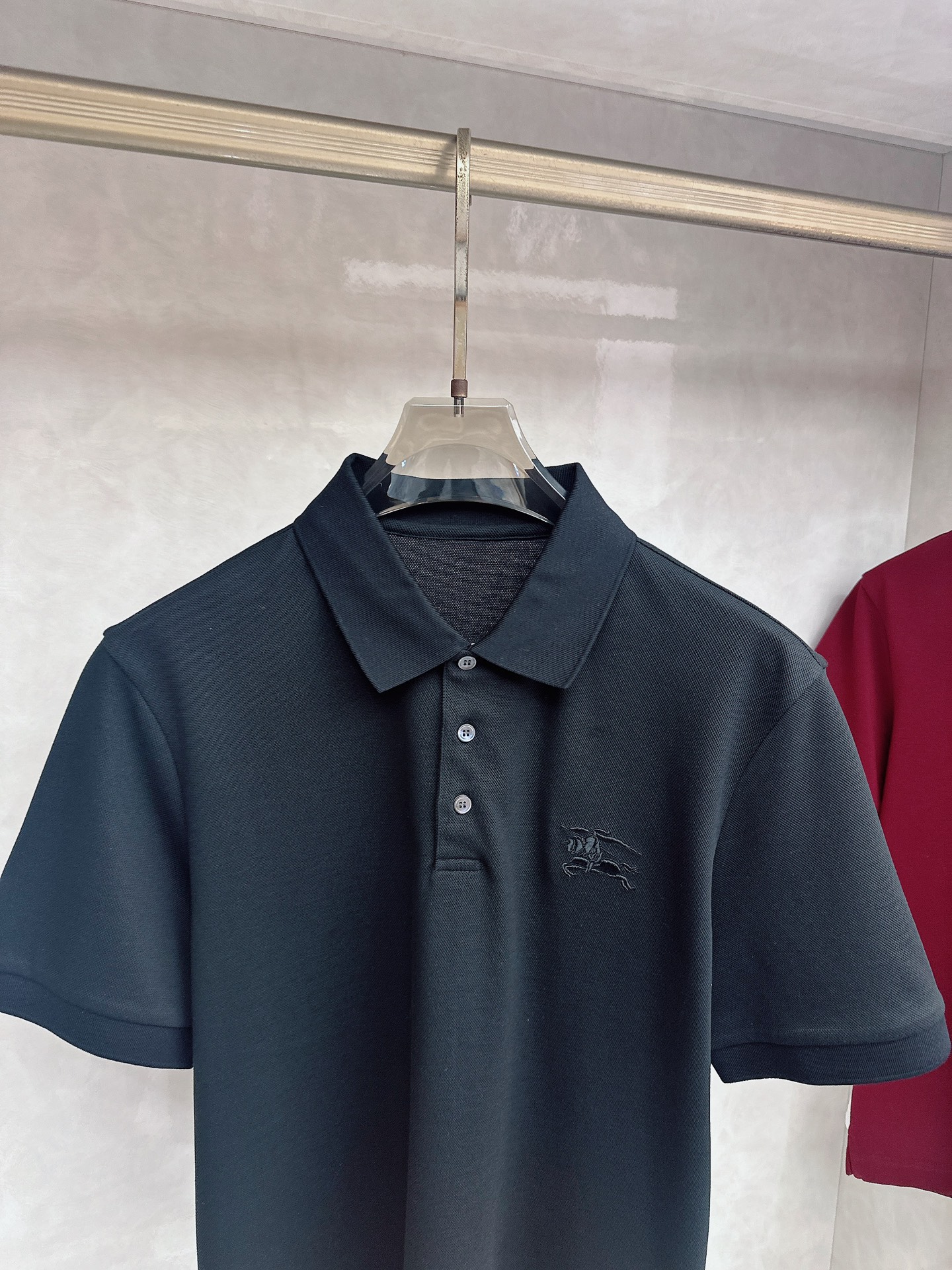 Burberry 1955ss秋季新款发布➖巴宝莉翻领短袖T恤，高端新款短袖，字母logo刺绣，穿上就是