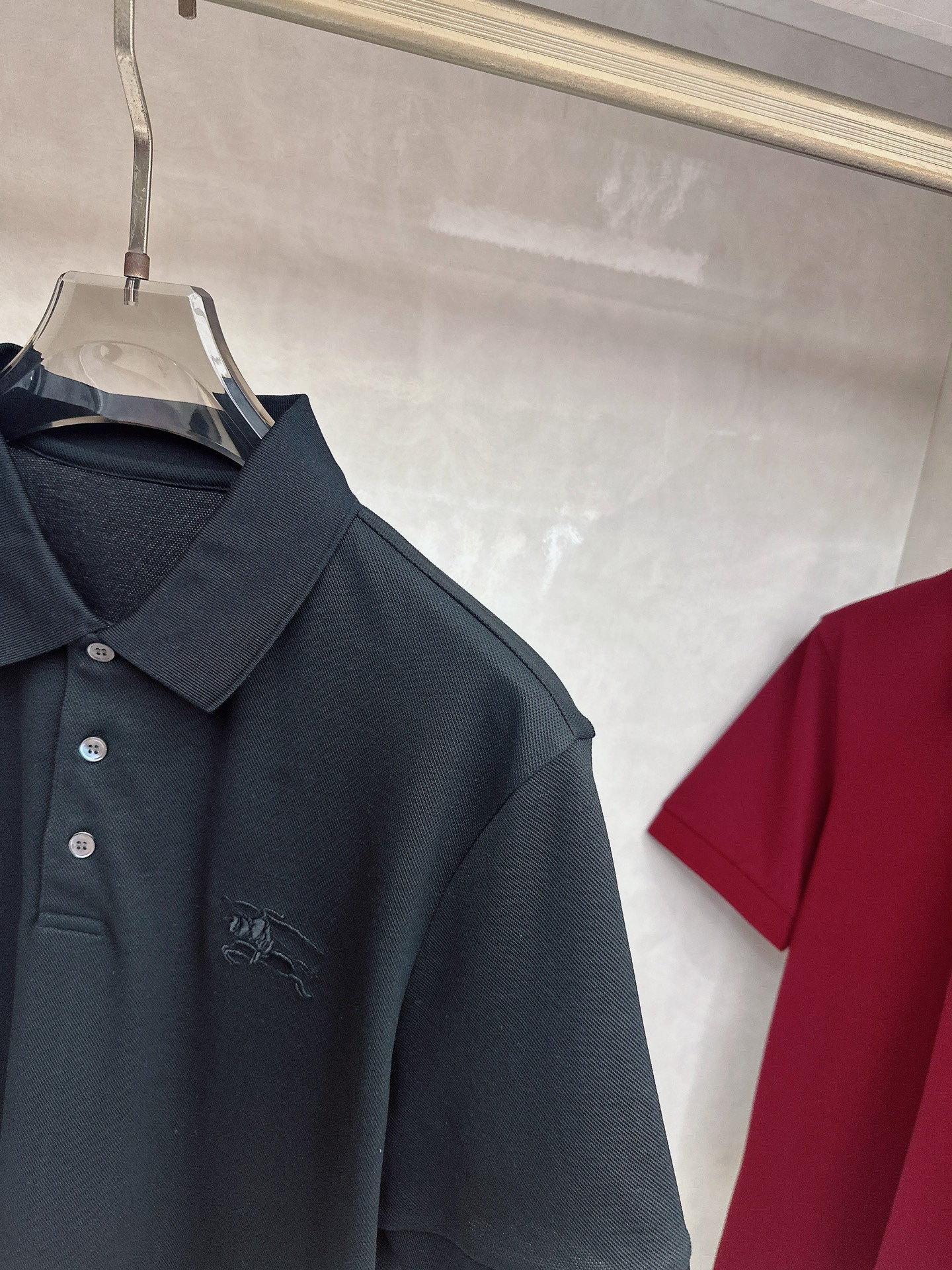 Burberry 1955ss秋季新款发布➖巴宝莉翻领短袖T恤，高端新款短袖，字母logo刺绣，穿上就是