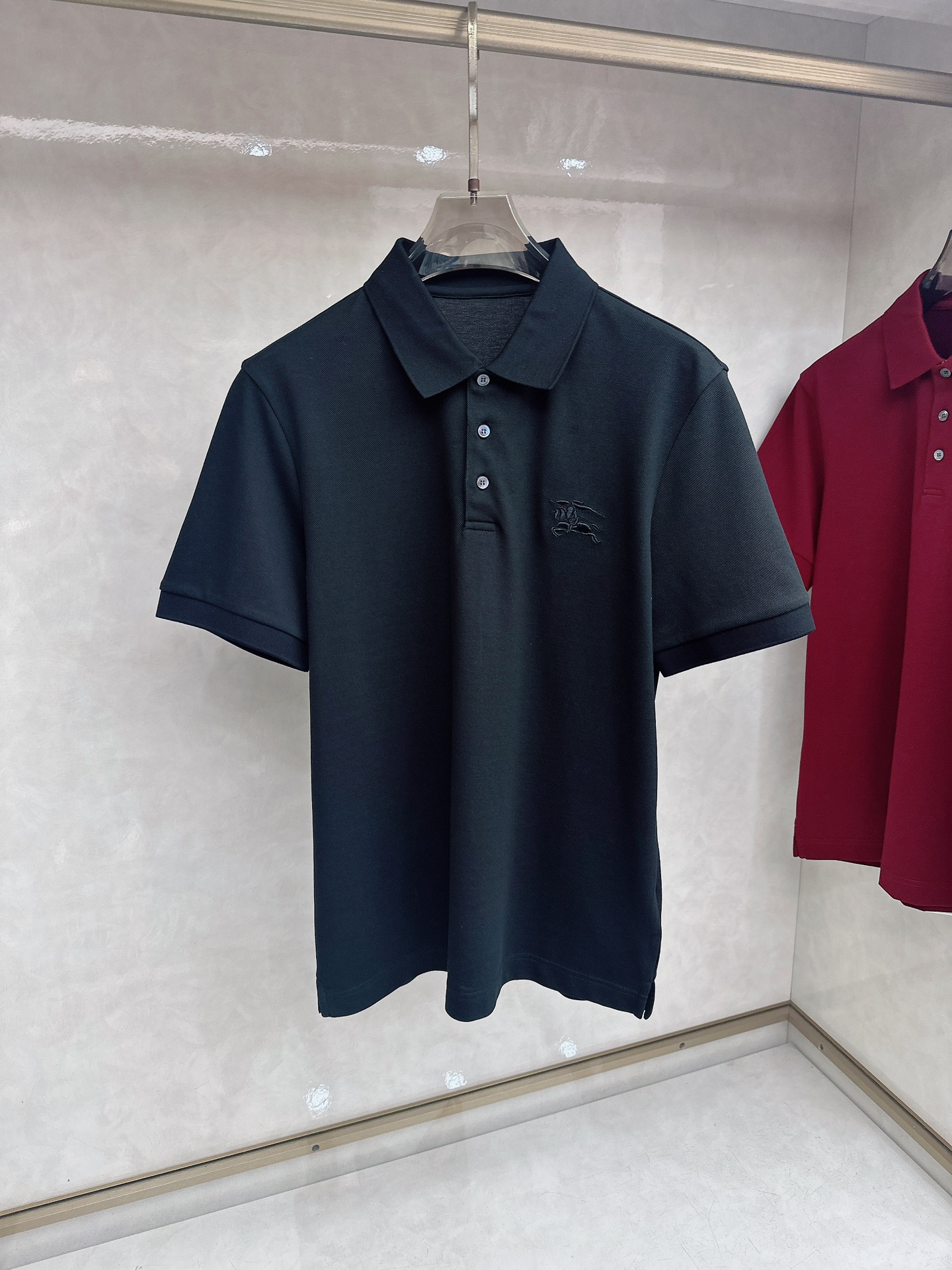 Burberry 1955ss秋季新款发布➖巴宝莉翻领短袖T恤，高端新款短袖，字母logo刺绣，穿上就是