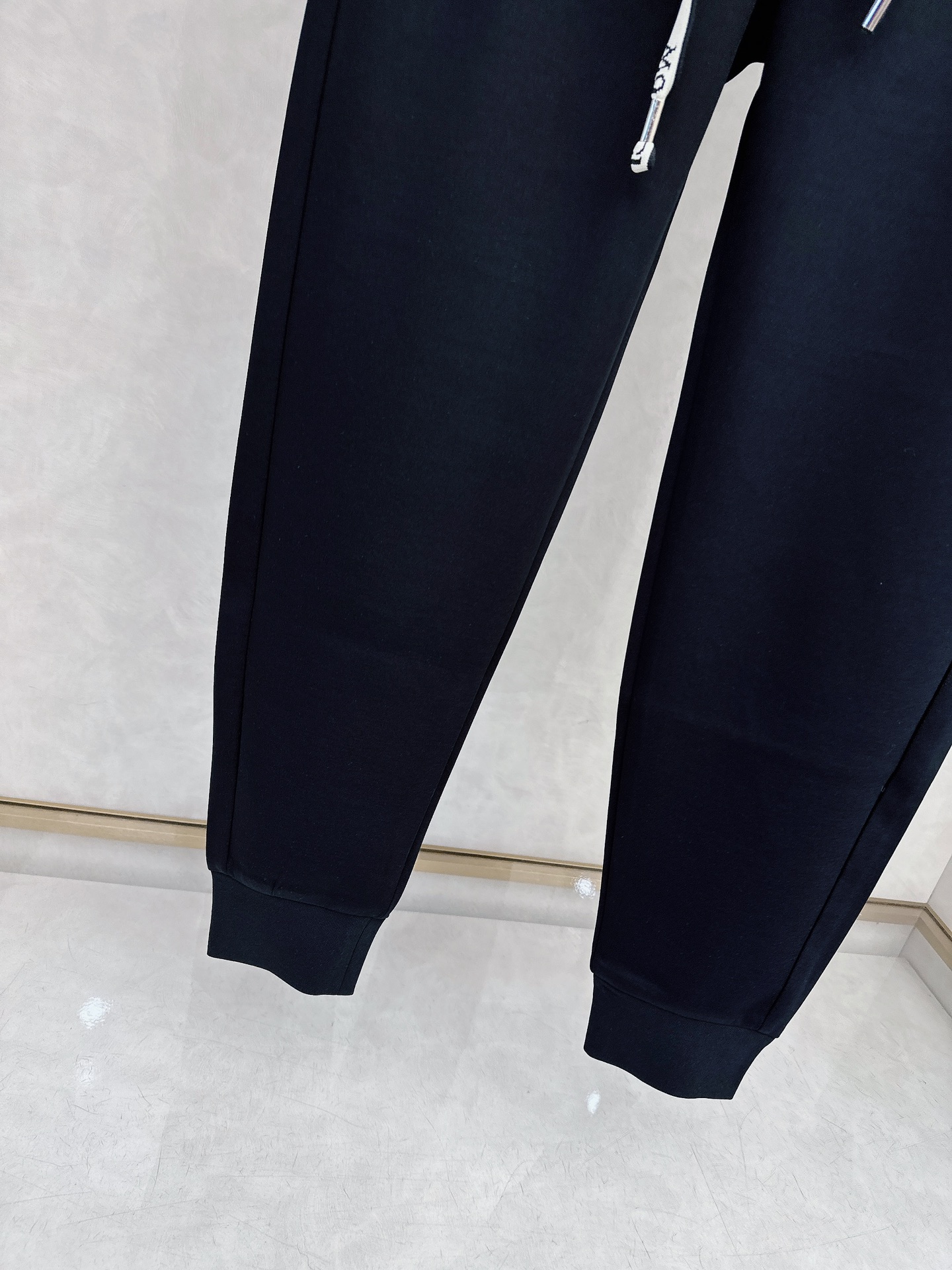 蒙口 2026春季新款长裤休闲裤🎁官网同步发售。品牌经典LOGO休闲裤 ，定制面料，舒适度极好，手触感强