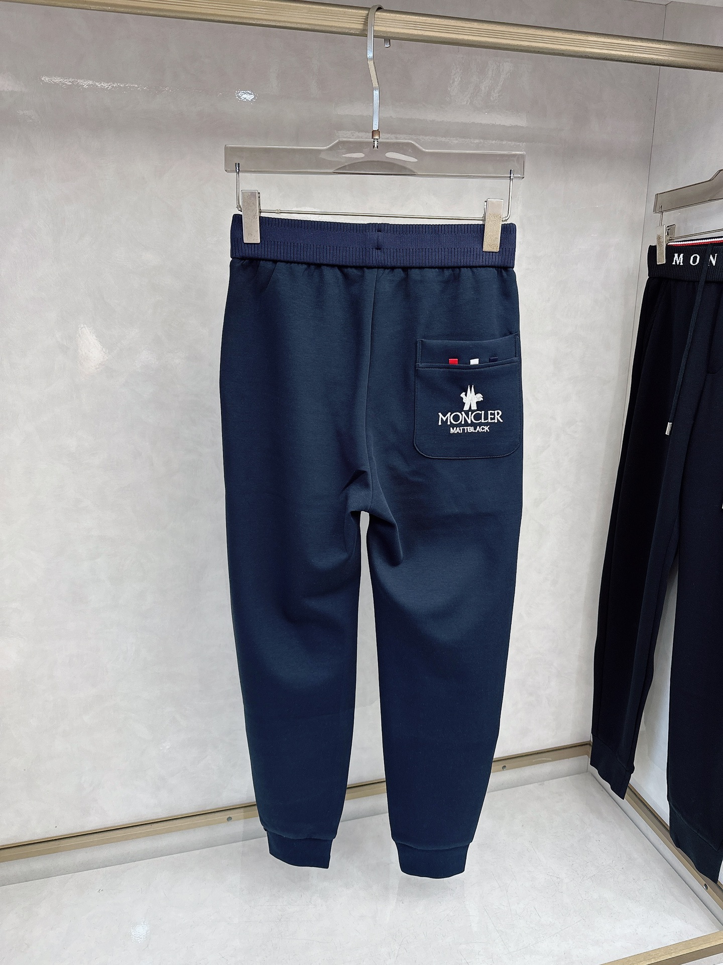 蒙口 2026春季新款长裤休闲裤🎁官网同步发售。品牌经典LOGO休闲裤 ，定制面料，舒适度极好，手触感强