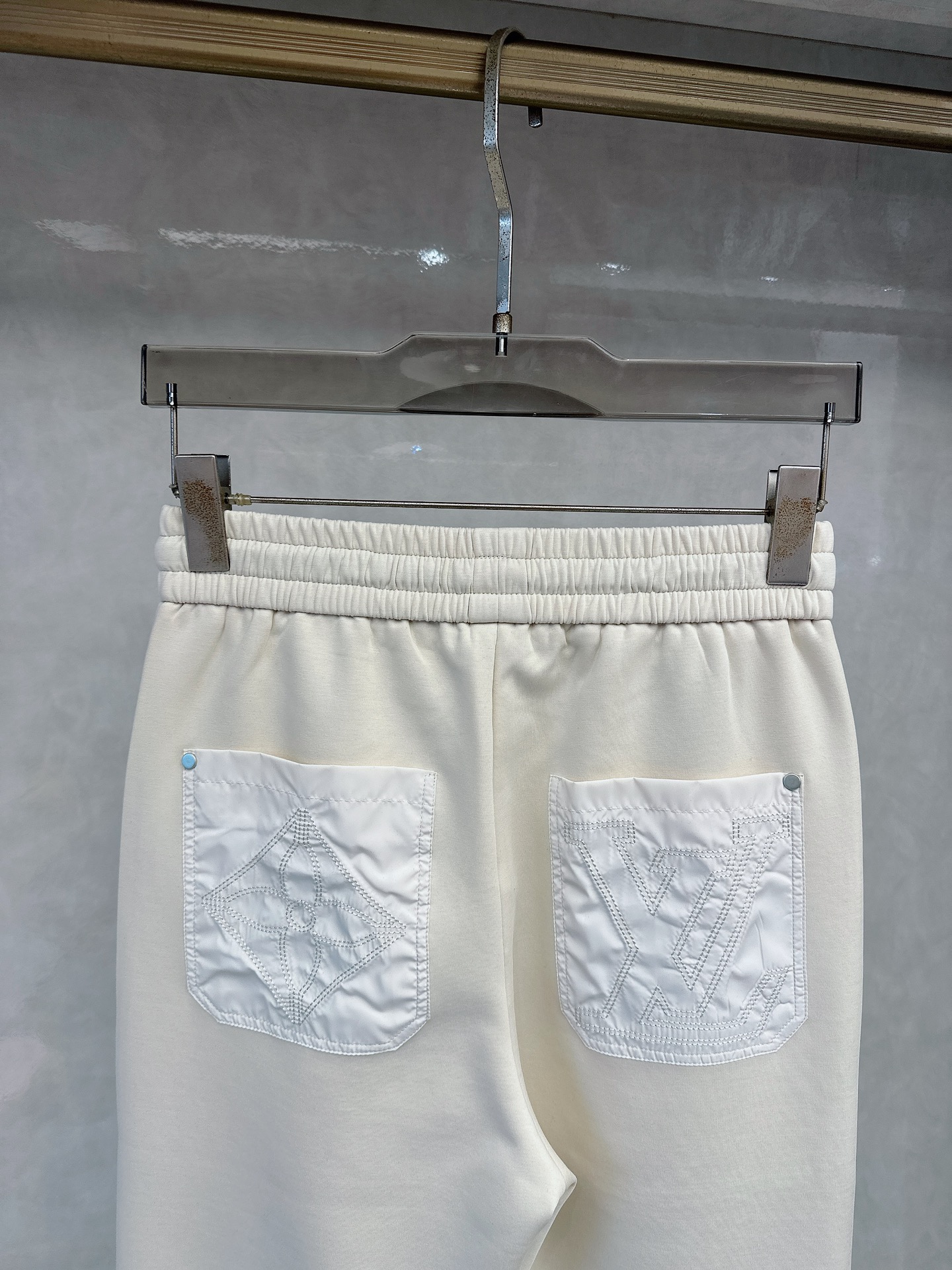 LV 2026春季新款长裤休闲裤🎁官网同步发售。品牌经典LOGO休闲裤 ，定制面料，舒适度极好，手触感强