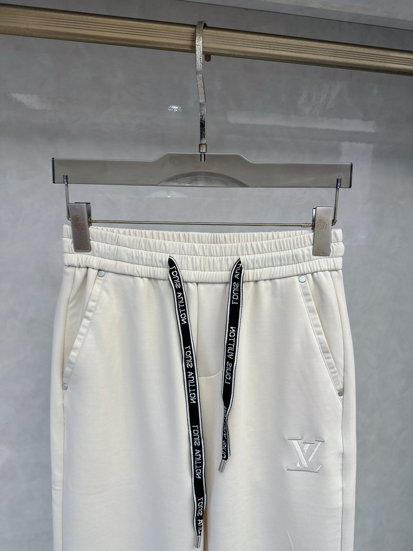 LV 2026春季新款长裤休闲裤🎁官网同步发售。品牌经典LOGO休闲裤 ，定制面料，舒适度极好，手触感强