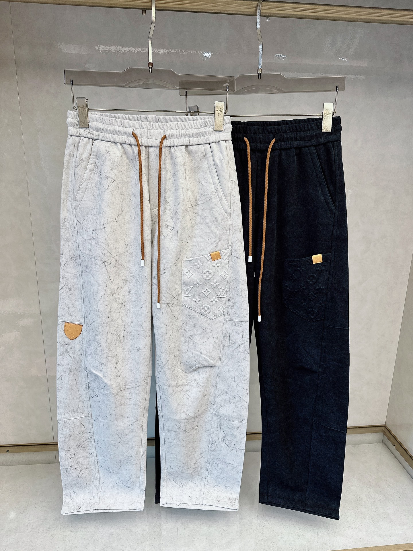 LV 2026春季新款长裤休闲裤🎁官网同步发售。品牌经典LOGO休闲裤 ，定制面料，舒适度极好，手触感强