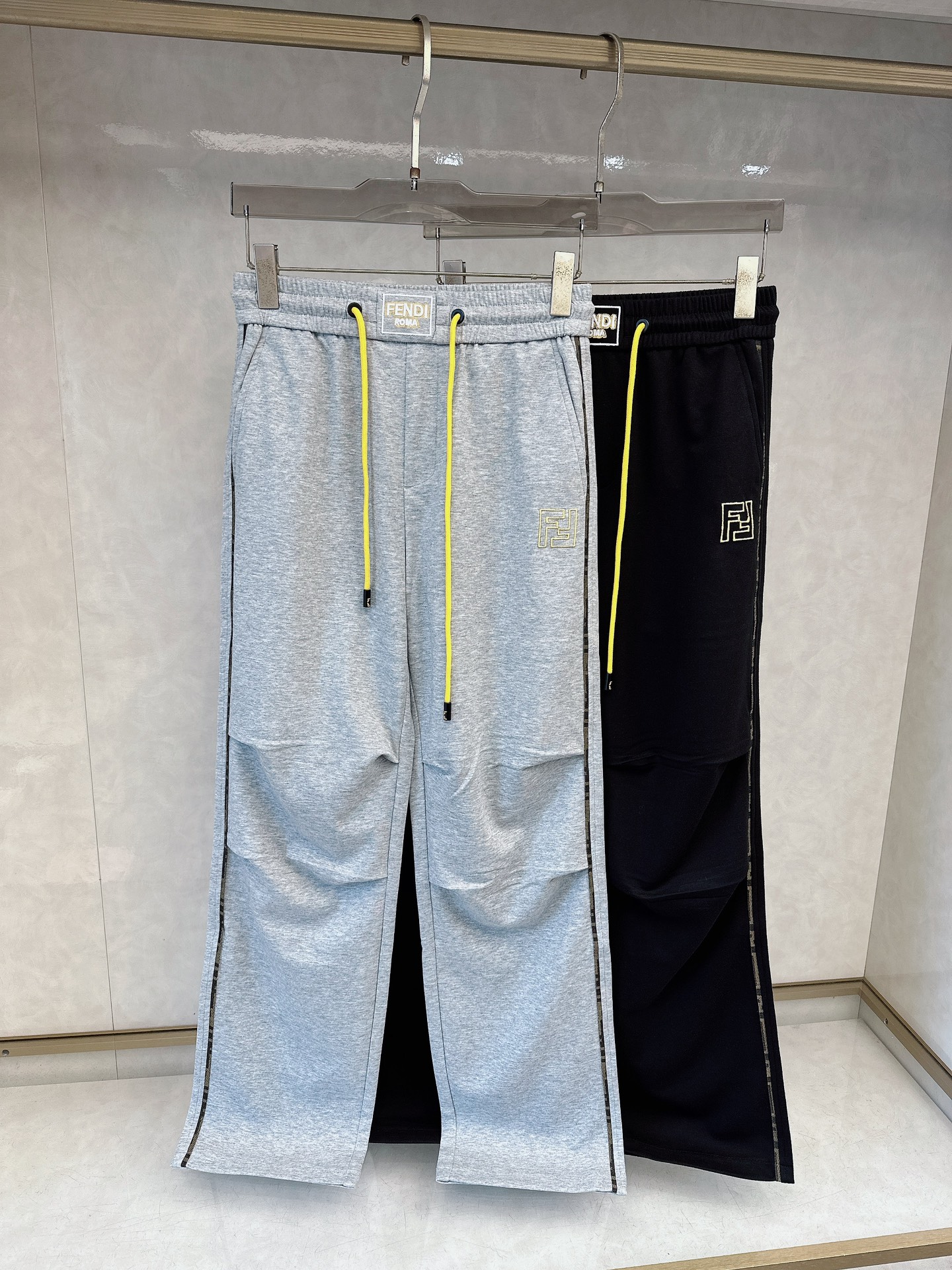 芬迪 2026春季新款长裤休闲裤🎁官网同步发售。品牌经典LOGO休闲裤 ，定制面料，舒适度极好，手触感强