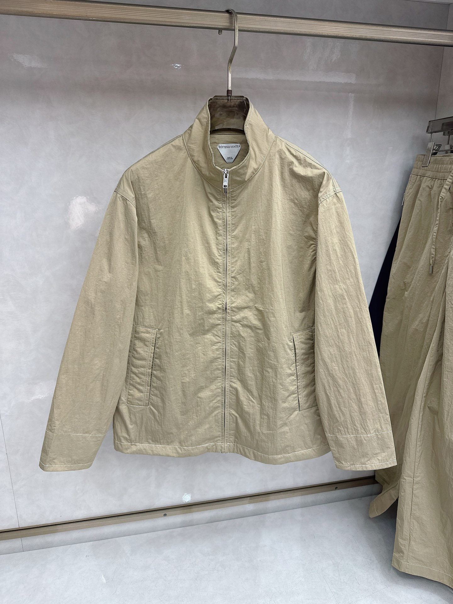 BV 2026早春新款开衫休闲套装！专柜同步。细节精致高级，品牌logo刺绣高级感满满。定织撞色螺纹更显