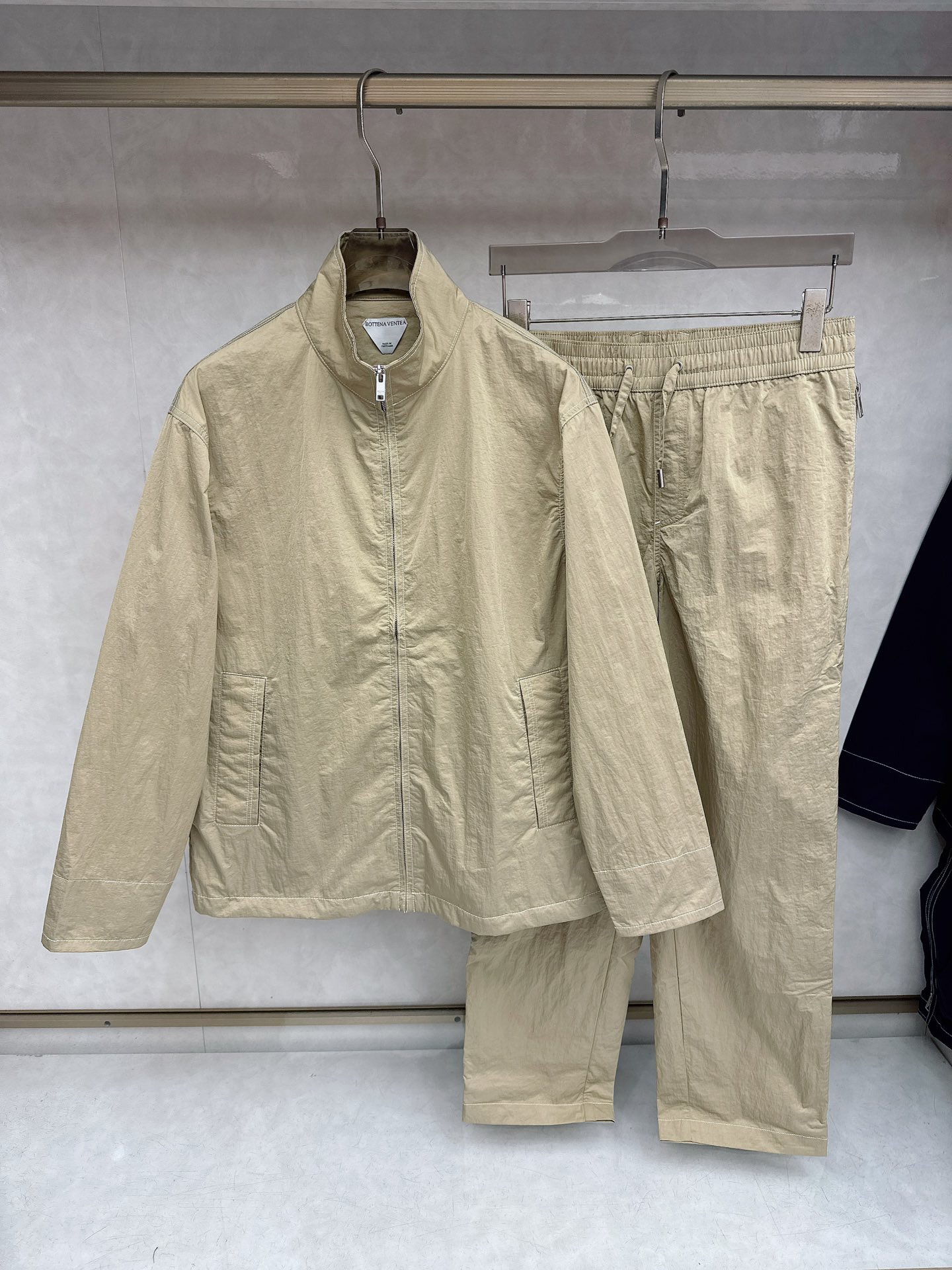 BV 2026早春新款开衫休闲套装！专柜同步。细节精致高级，品牌logo刺绣高级感满满。定织撞色螺纹更显
