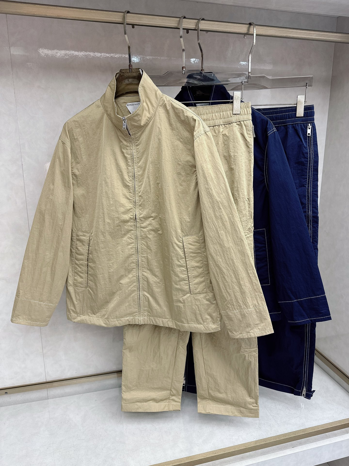 BV 2026早春新款开衫休闲套装！专柜同步。细节精致高级，品牌logo刺绣高级感满满。定织撞色螺纹更显