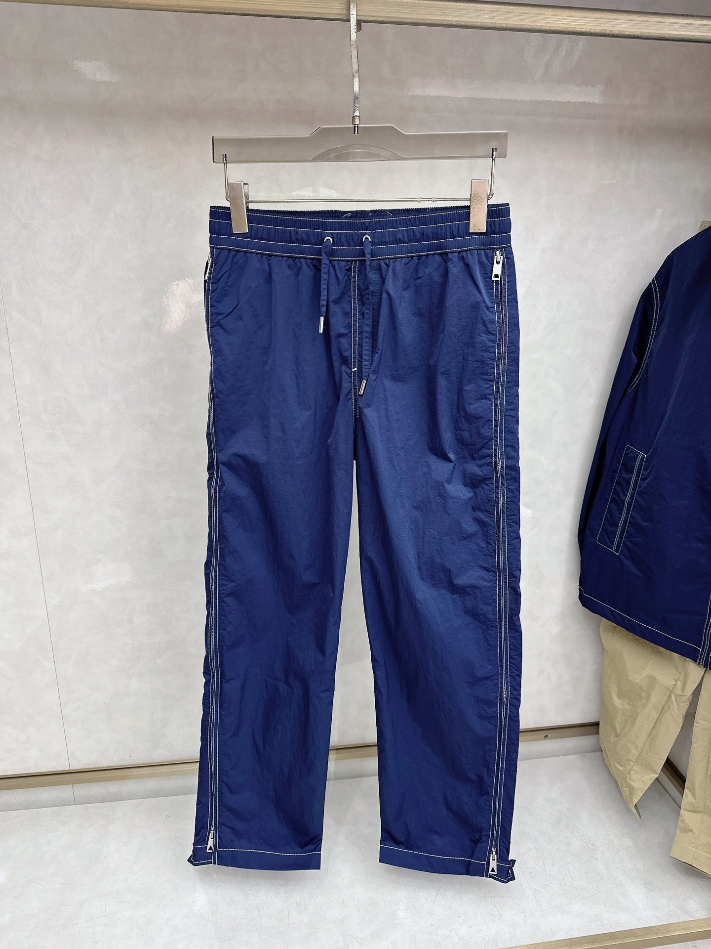 BV 2026早春新款开衫休闲套装！专柜同步。细节精致高级，品牌logo刺绣高级感满满。定织撞色螺纹更显