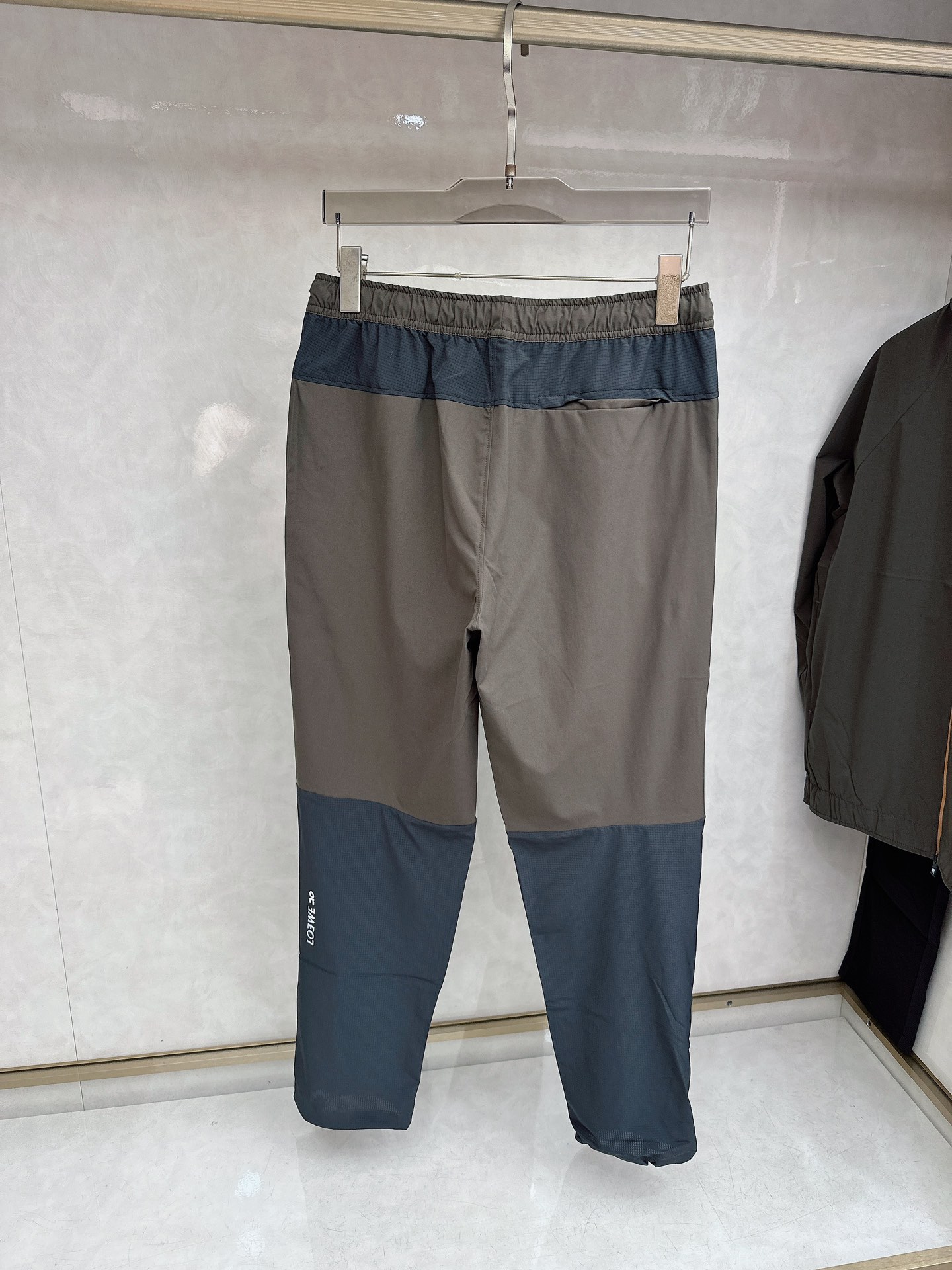罗意威 2026早春新款开衫休闲套装！专柜同步。细节精致高级，品牌logo刺绣高级感满满。定织撞色螺纹更
