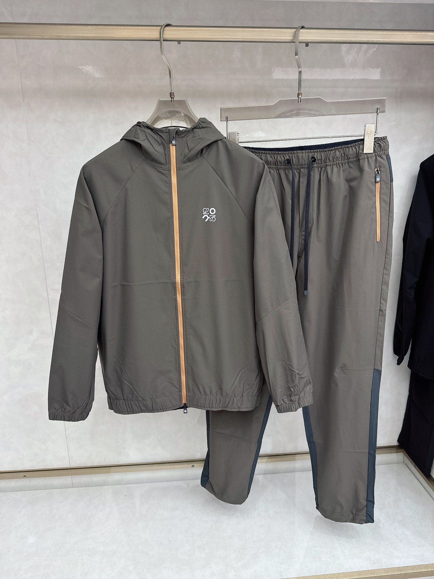 罗意威 2026早春新款开衫休闲套装！专柜同步。细节精致高级，品牌logo刺绣高级感满满。定织撞色螺纹更