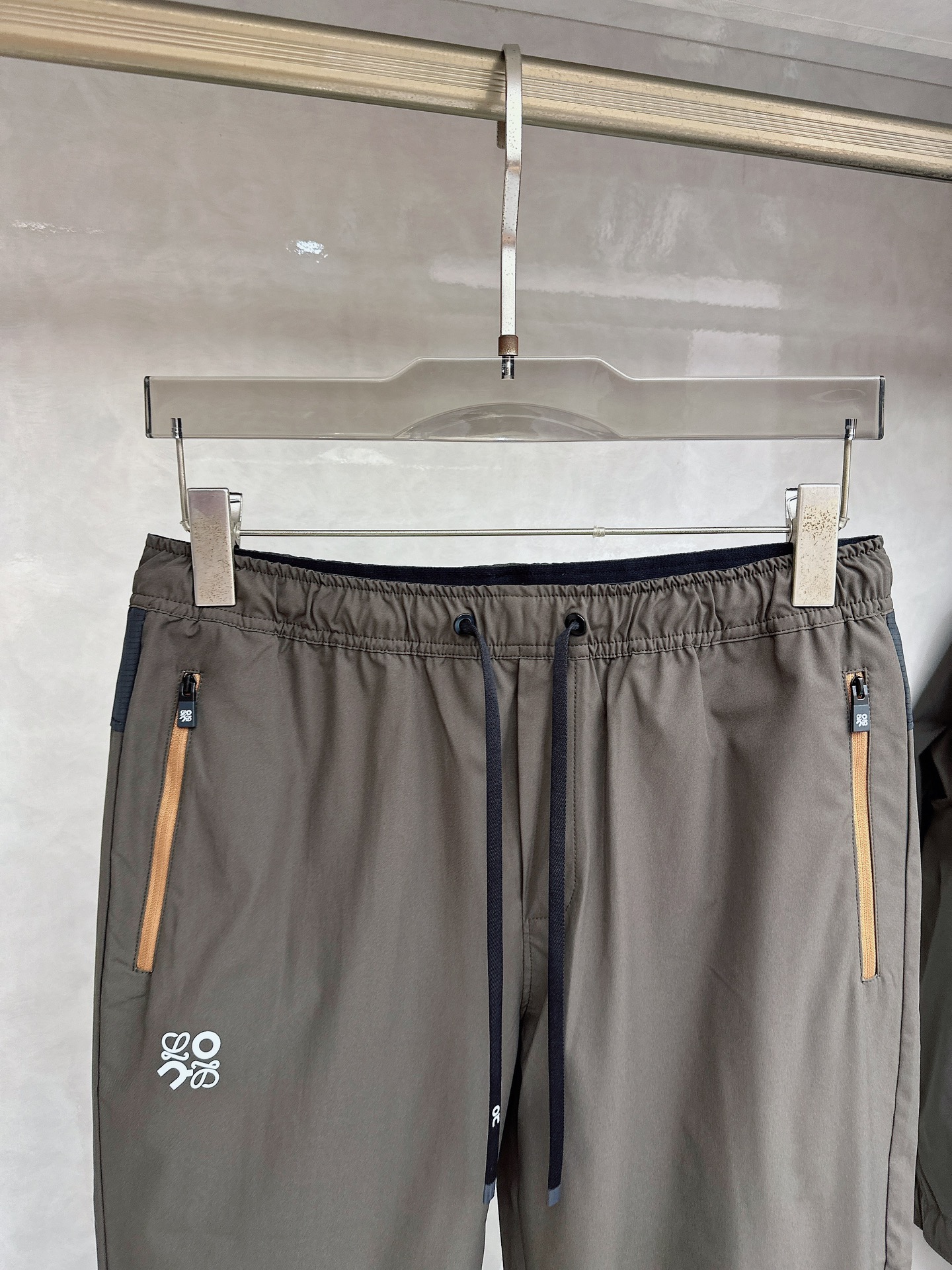 罗意威 2026早春新款开衫休闲套装！专柜同步。细节精致高级，品牌logo刺绣高级感满满。定织撞色螺纹更