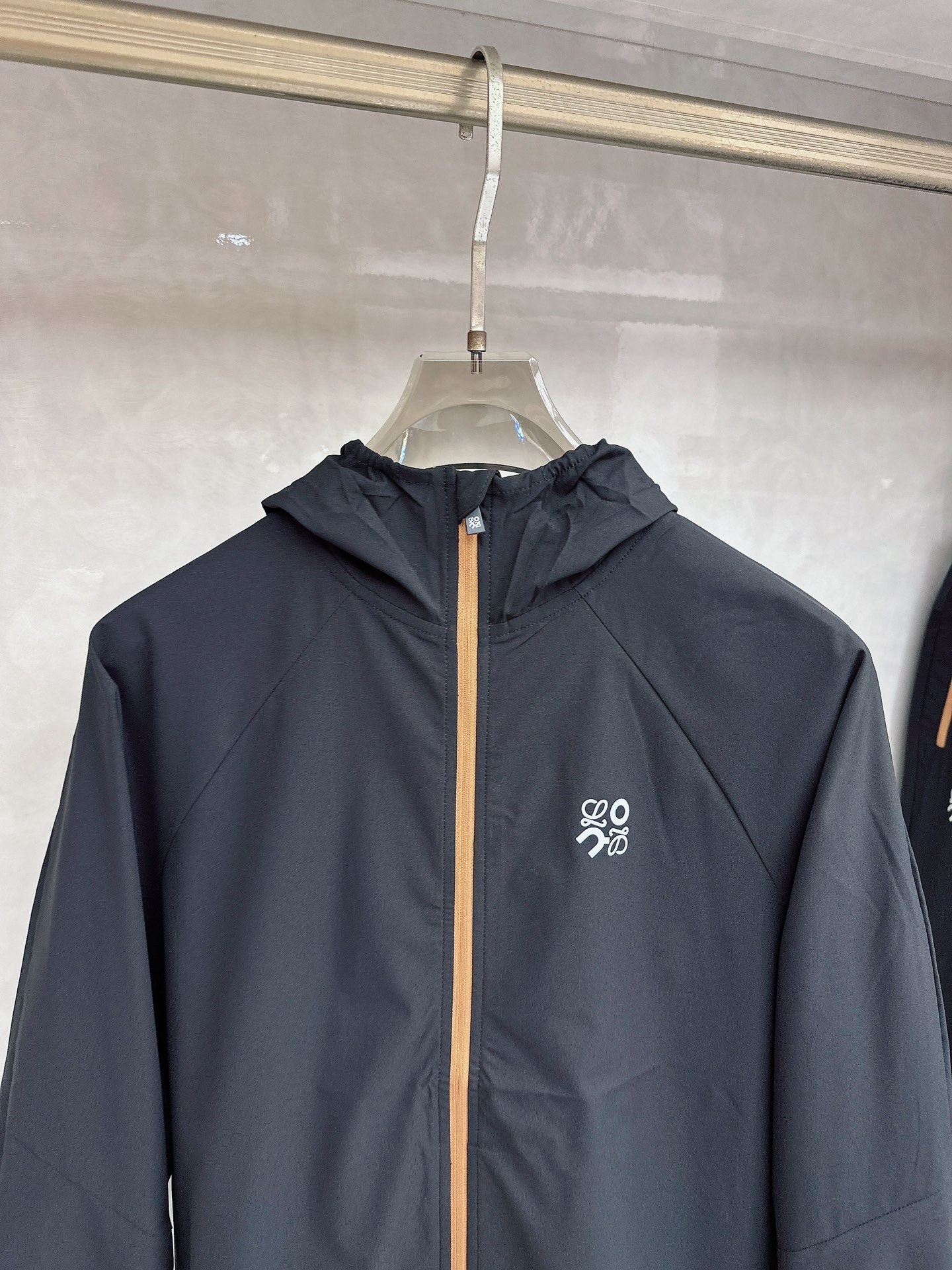 罗意威 2026早春新款开衫休闲套装！专柜同步。细节精致高级，品牌logo刺绣高级感满满。定织撞色螺纹更