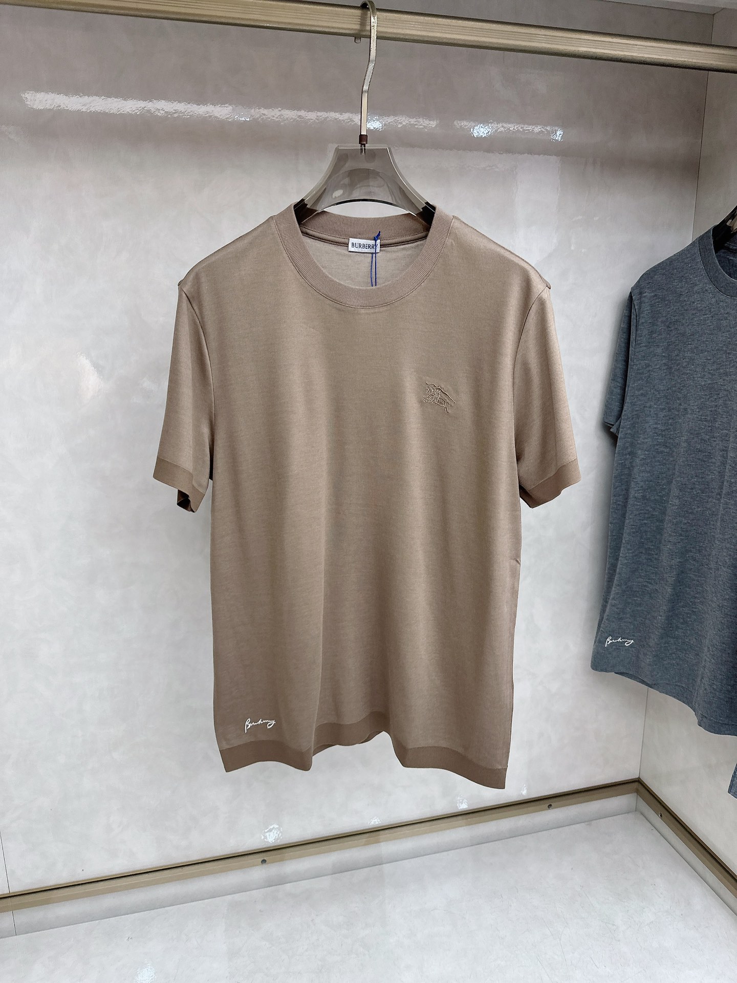 巴宝莉 26ss新款男士休闲圆领短袖T恤，丝光棉面料，简单大气的款式，甄选优质面料密度紧实久穿不易变形，