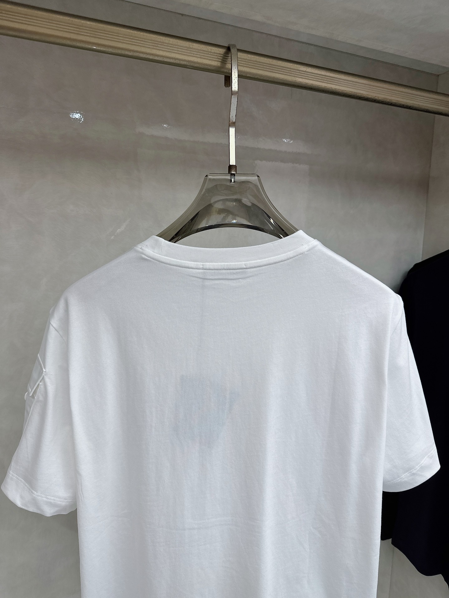 普拉达 Prada 机能风短袖 | 极简与硬核的碰撞甄选高支双股棉料，垂坠挺括，透气不闷。标志性三角标与