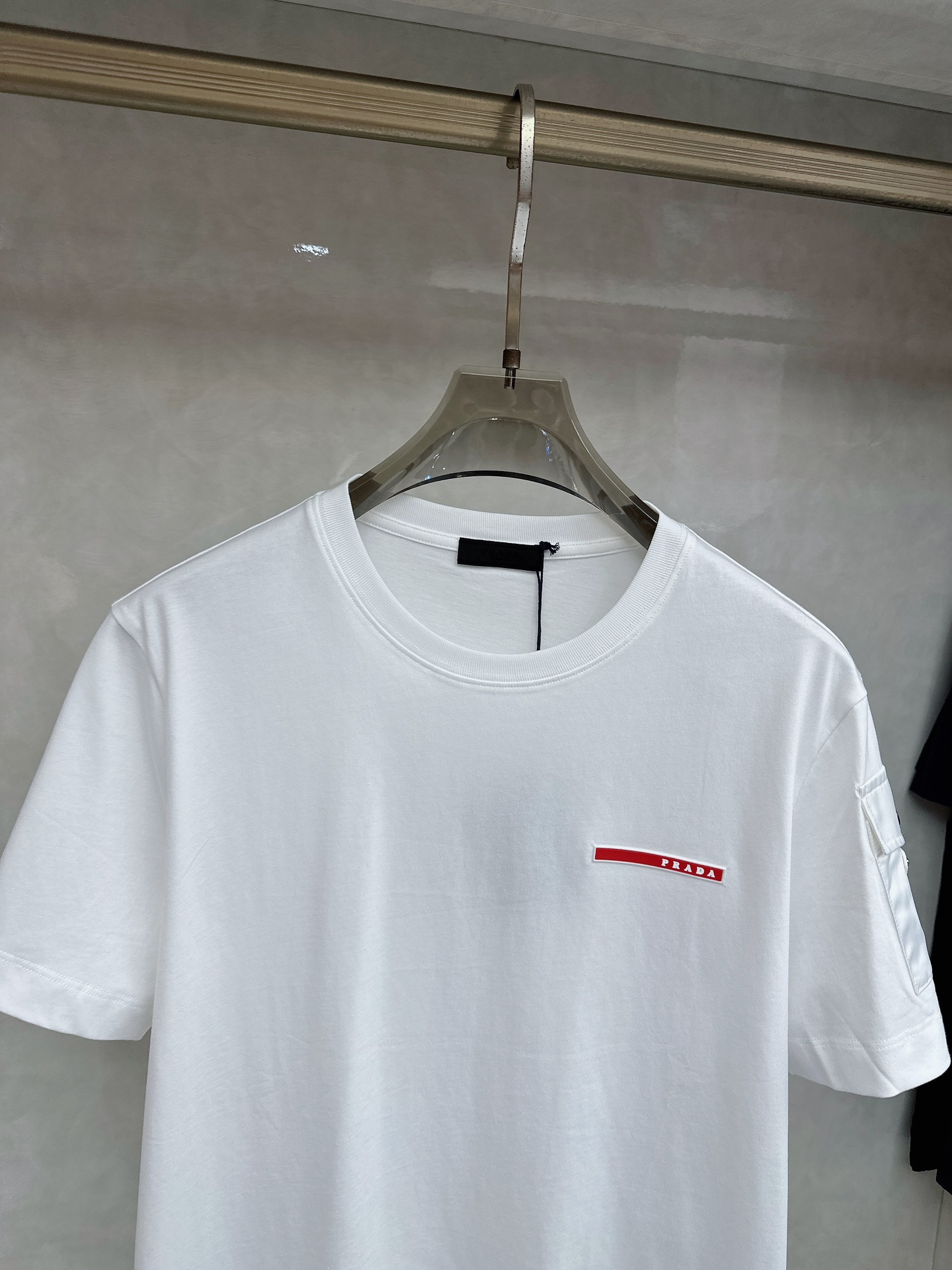 普拉达 Prada 机能风短袖 | 极简与硬核的碰撞甄选高支双股棉料，垂坠挺括，透气不闷。标志性三角标与