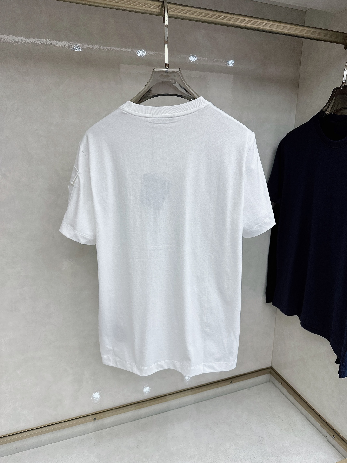 普拉达 Prada 机能风短袖 | 极简与硬核的碰撞甄选高支双股棉料，垂坠挺括，透气不闷。标志性三角标与