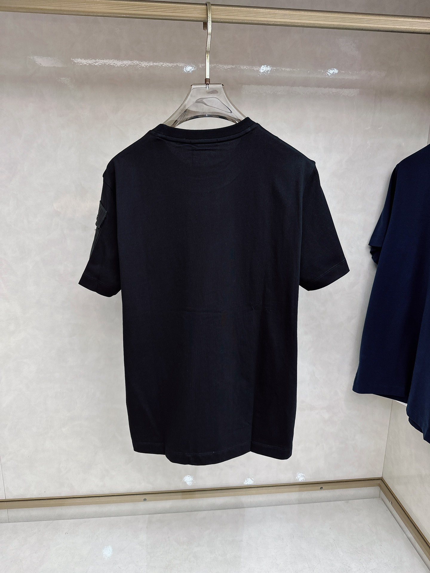 普拉达 Prada 机能风短袖 | 极简与硬核的碰撞甄选高支双股棉料，垂坠挺括，透气不闷。标志性三角标与