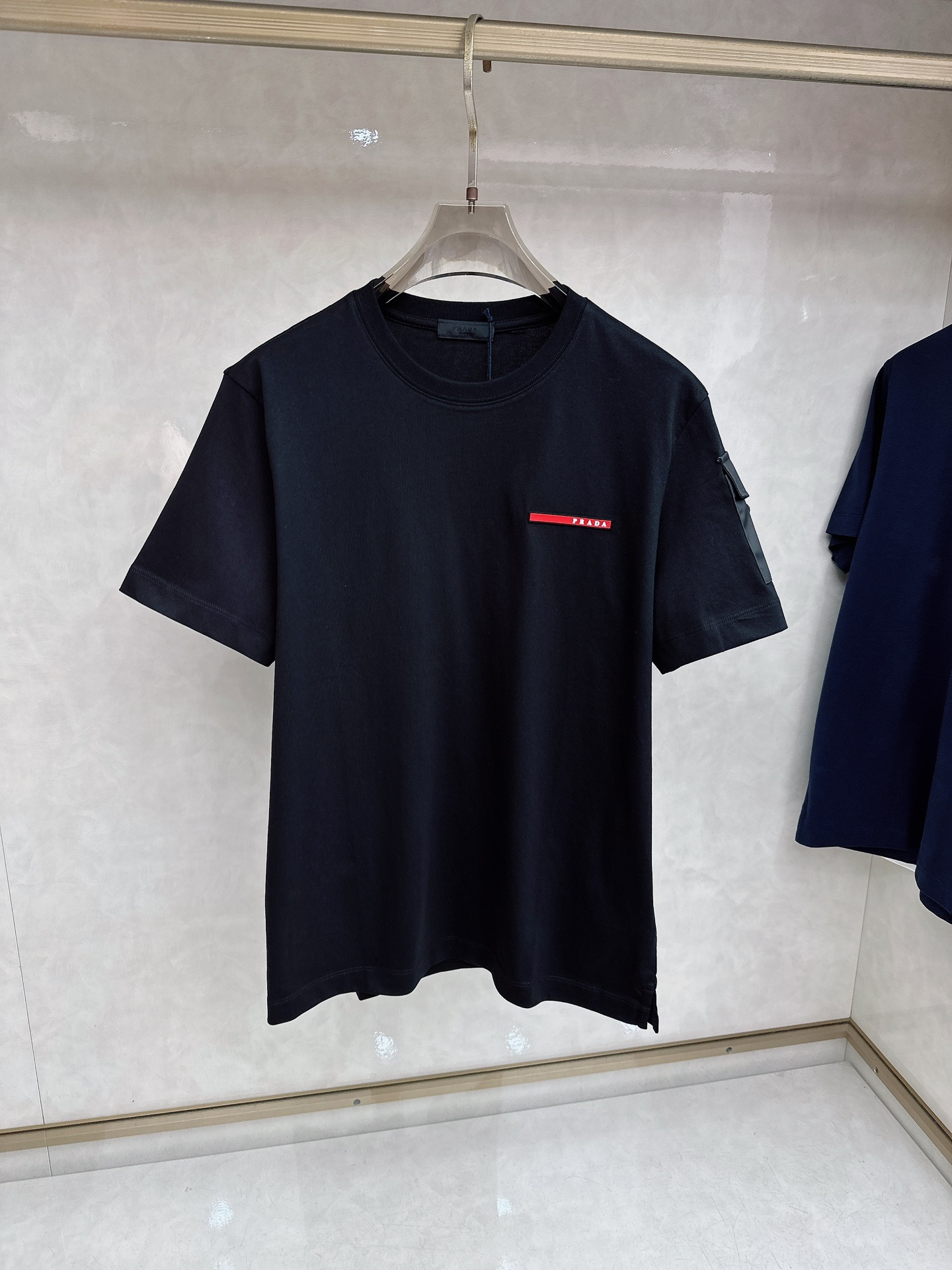 普拉达 Prada 机能风短袖 | 极简与硬核的碰撞甄选高支双股棉料，垂坠挺括，透气不闷。标志性三角标与
