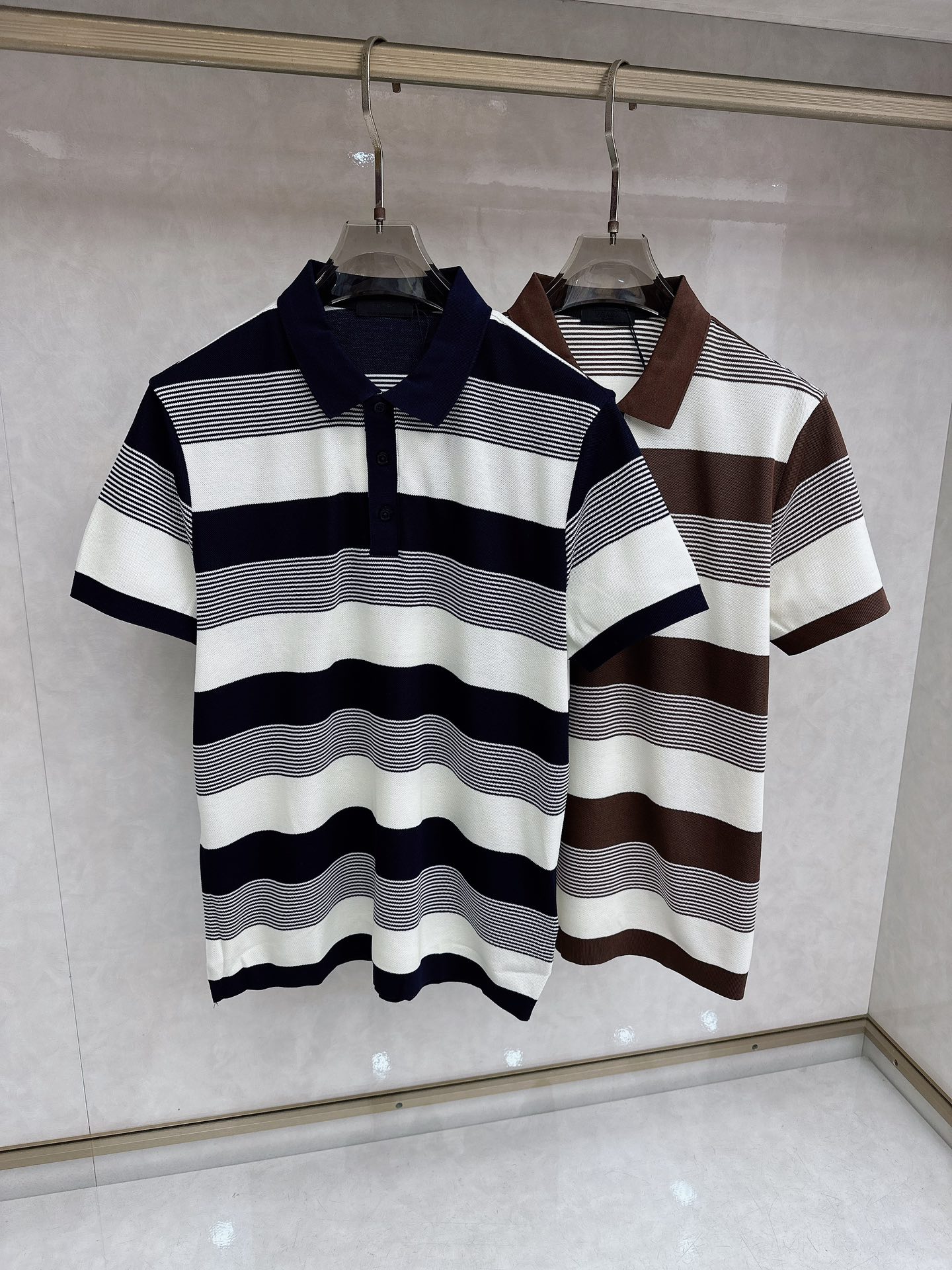 普拉达 全网独家 条纹针织翻领短袖 ‼️‼️ 2026夏季新品🆕Pr*da 男士针织提花短袖 。兼具个性