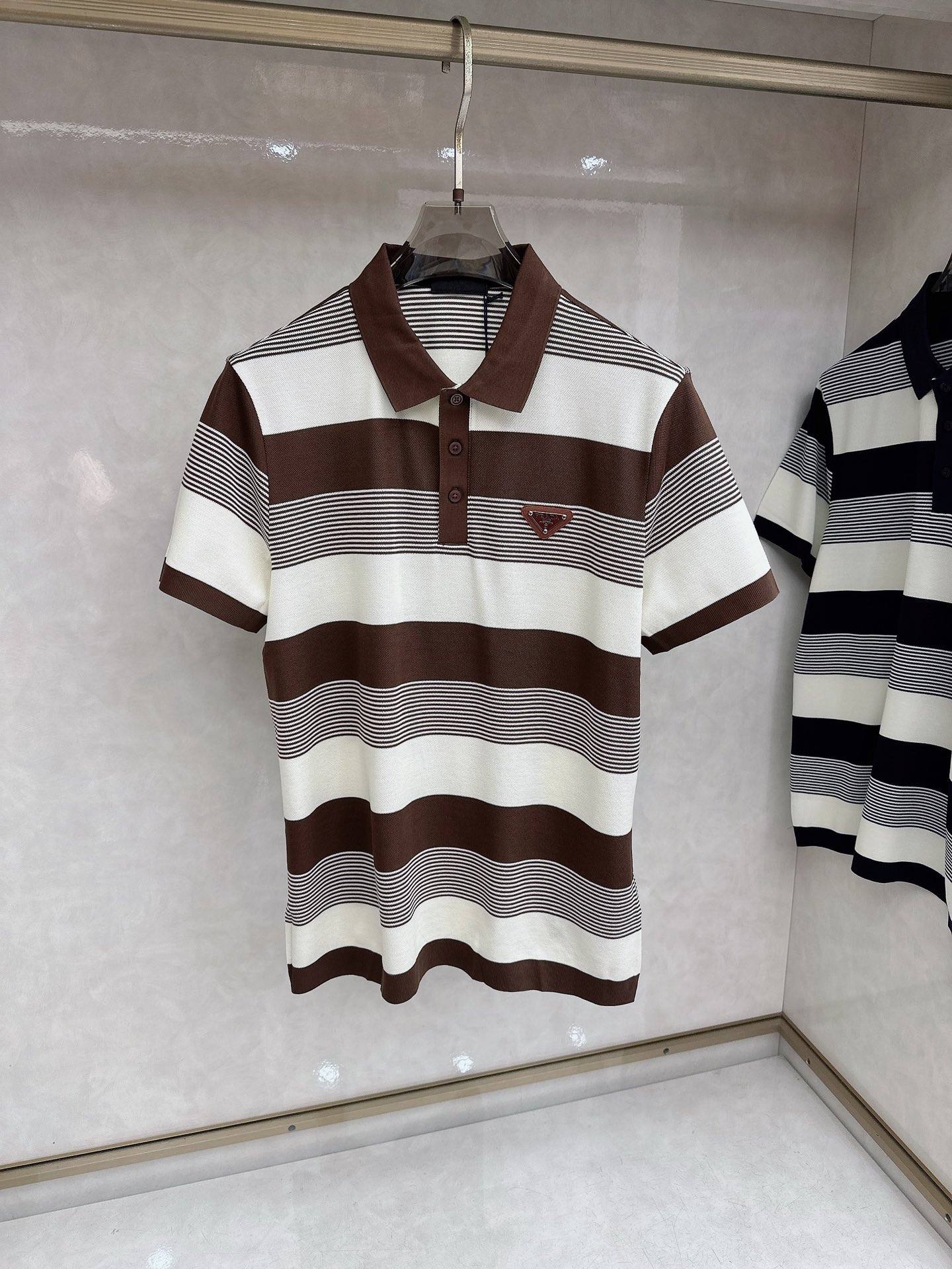 普拉达 全网独家 条纹针织翻领短袖 ‼️‼️ 2026夏季新品🆕Pr*da 男士针织提花短袖 。兼具个性