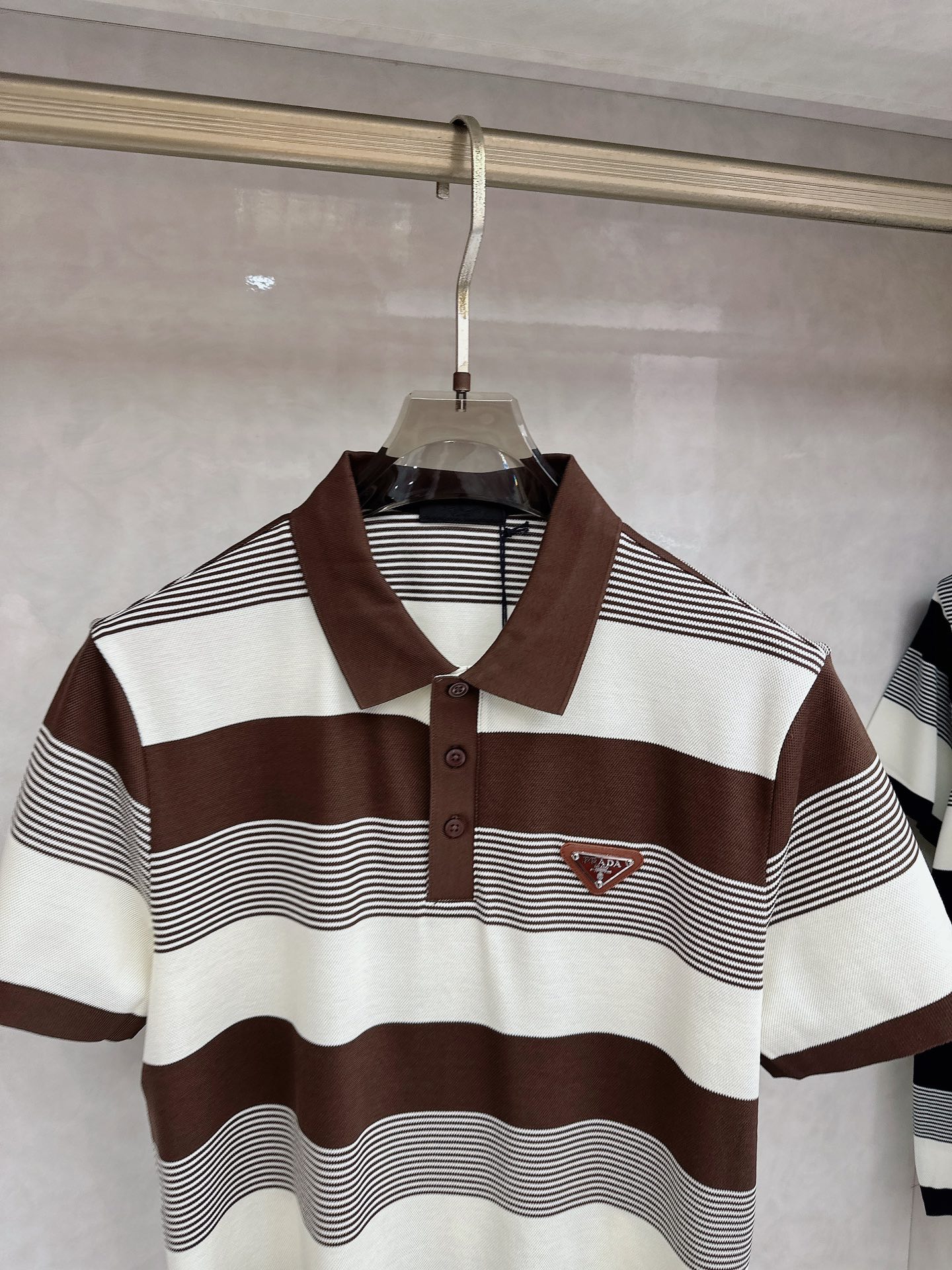 普拉达 全网独家 条纹针织翻领短袖 ‼️‼️ 2026夏季新品🆕Pr*da 男士针织提花短袖 。兼具个性