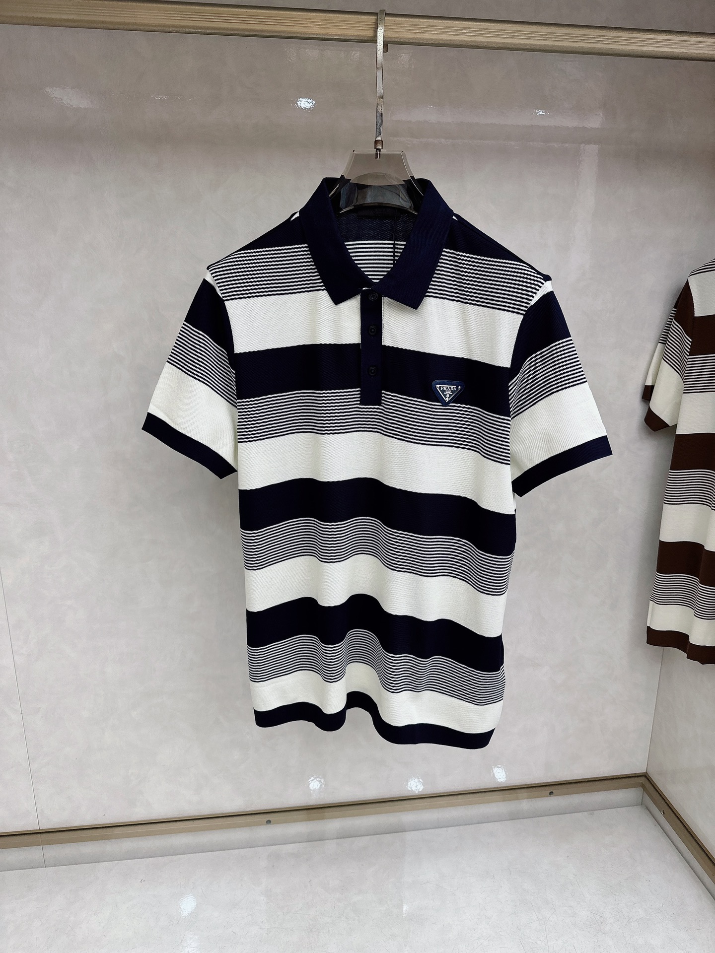 普拉达 全网独家 条纹针织翻领短袖 ‼️‼️ 2026夏季新品🆕Pr*da 男士针织提花短袖 。兼具个性