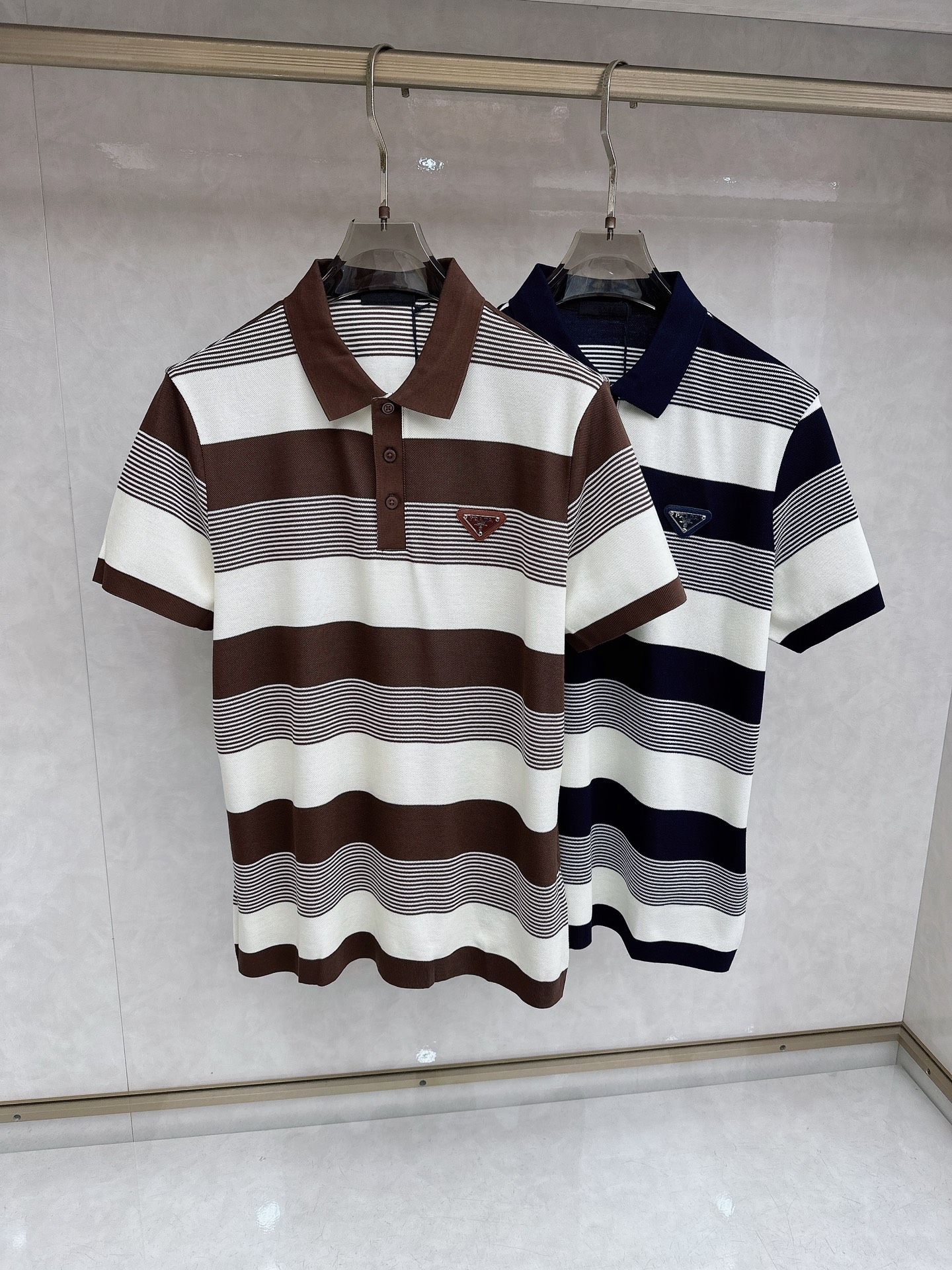 普拉达 全网独家 条纹针织翻领短袖 ‼️‼️ 2026夏季新品🆕Pr*da 男士针织提花短袖 。兼具个性