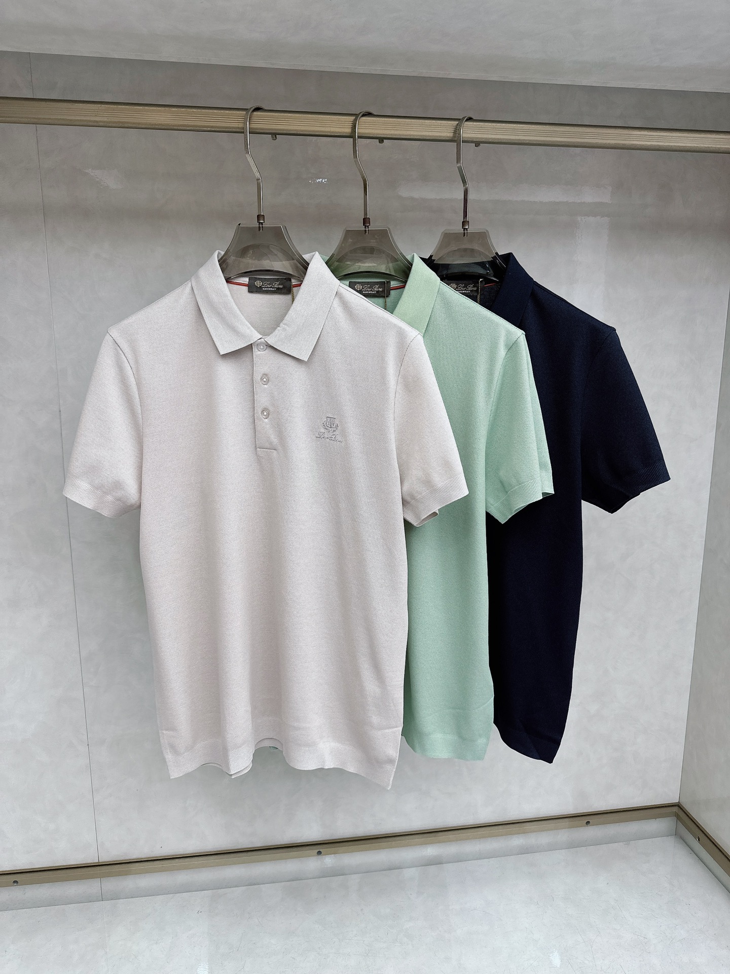L春夏新品，针织Polo衫｜细腻针织肌理，触感软糯亲肤，透气不闷汗，胸口简约精致刺绣图案，低调有格调，提