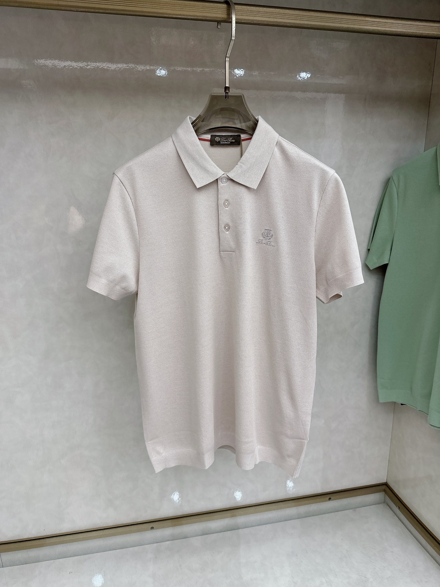 L春夏新品，针织Polo衫｜细腻针织肌理，触感软糯亲肤，透气不闷汗，胸口简约精致刺绣图案，低调有格调，提