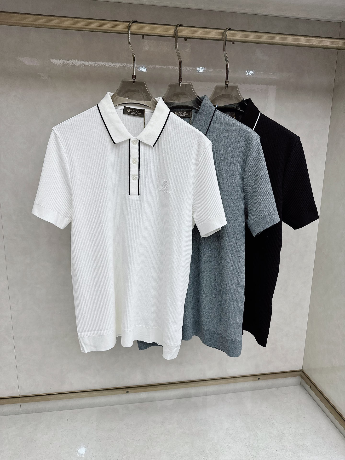 L春夏新款上市，竖坑条针织面料，自带立体纹理，告别平面单调，触感软糯又挺括，撞色细节，精致刺绣小标，经典