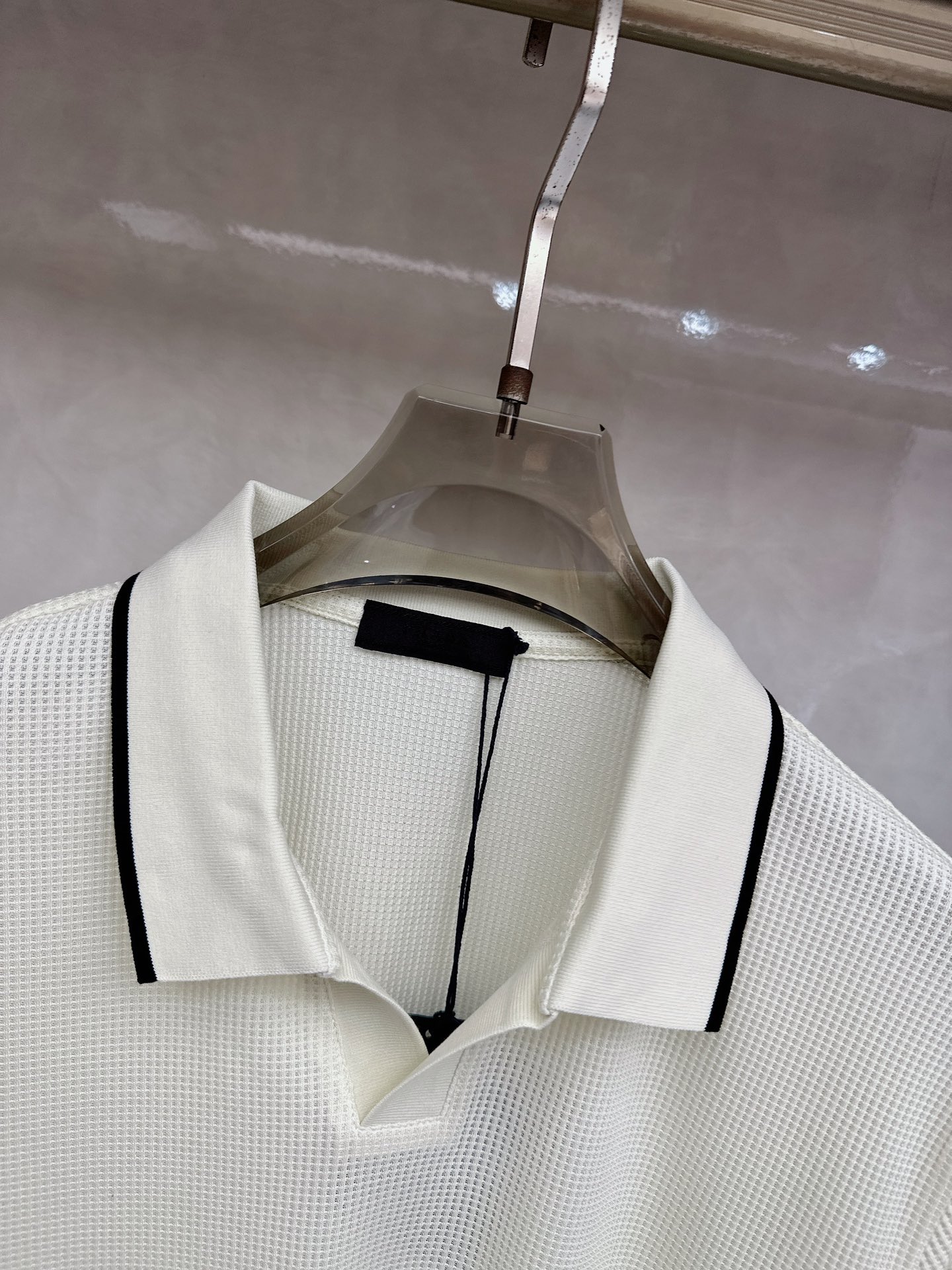 普拉达 Prada 26春夏新品，采用定制华夫格针织工艺，纹理立体饱满，透气孔道，夏日高阶穿搭；面料软糯