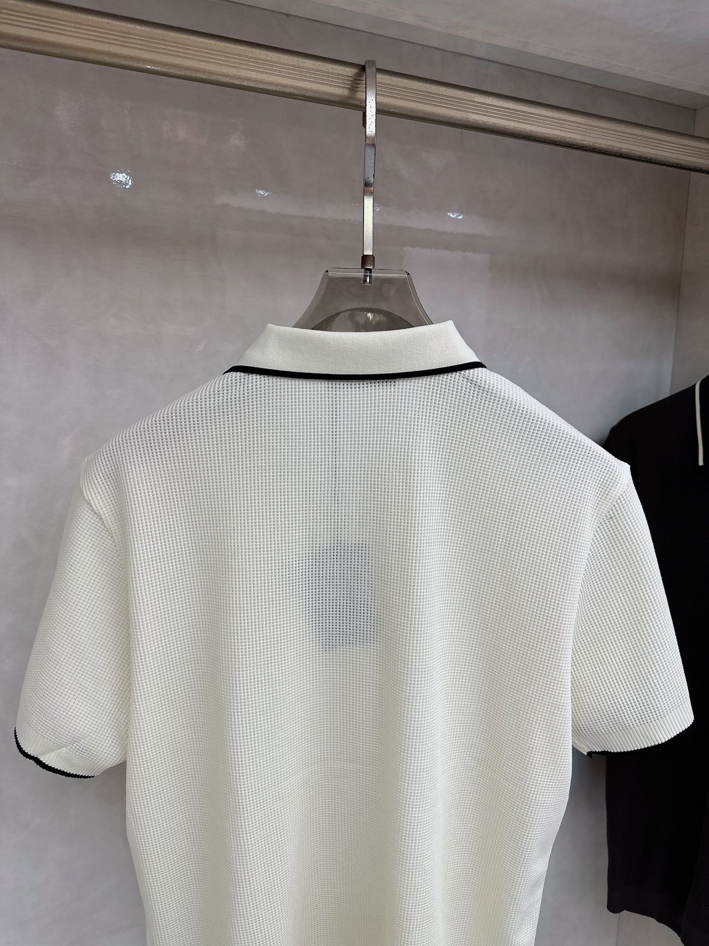普拉达 Prada 26春夏新品，采用定制华夫格针织工艺，纹理立体饱满，透气孔道，夏日高阶穿搭；面料软糯