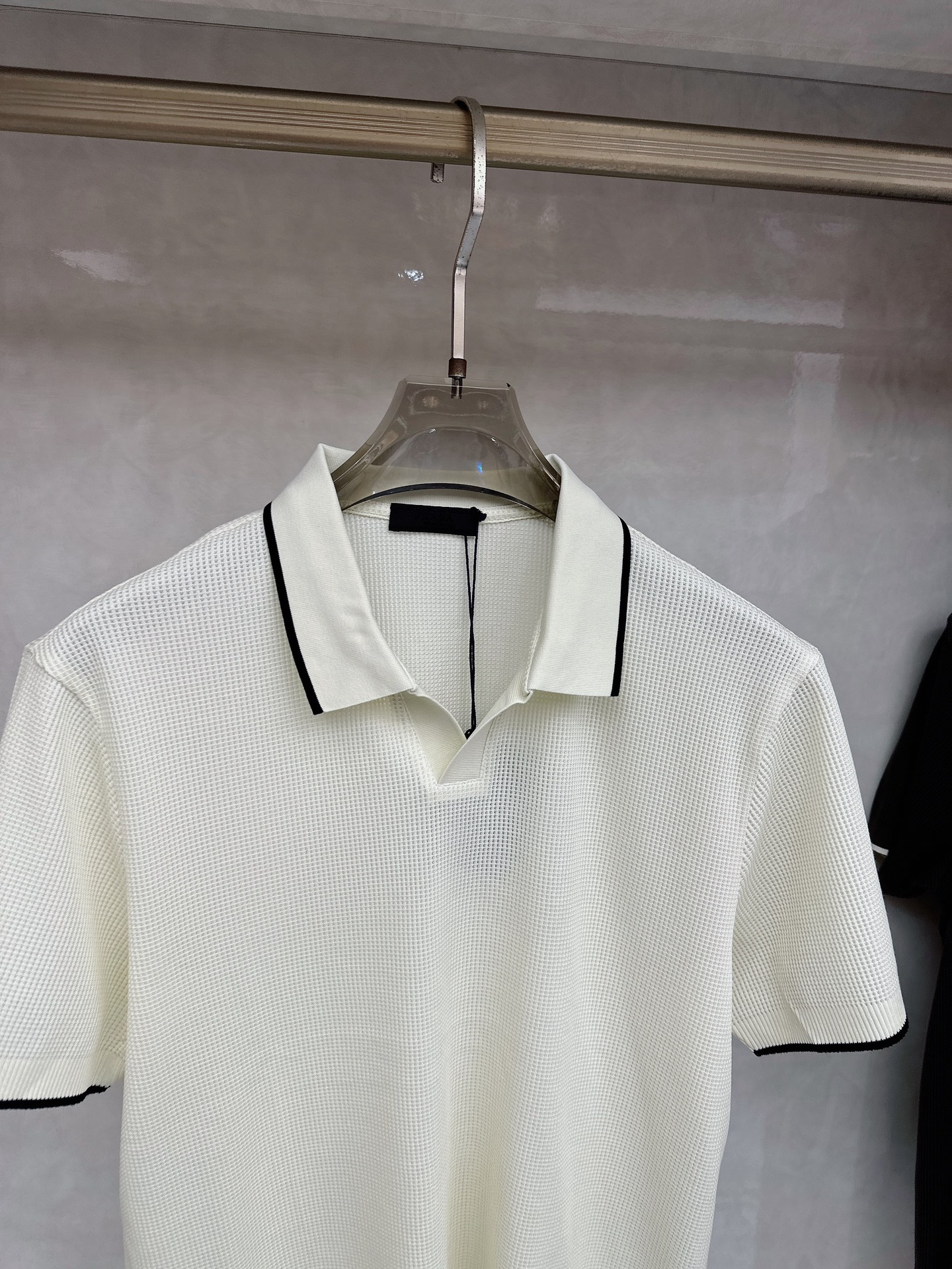 普拉达 Prada 26春夏新品，采用定制华夫格针织工艺，纹理立体饱满，透气孔道，夏日高阶穿搭；面料软糯