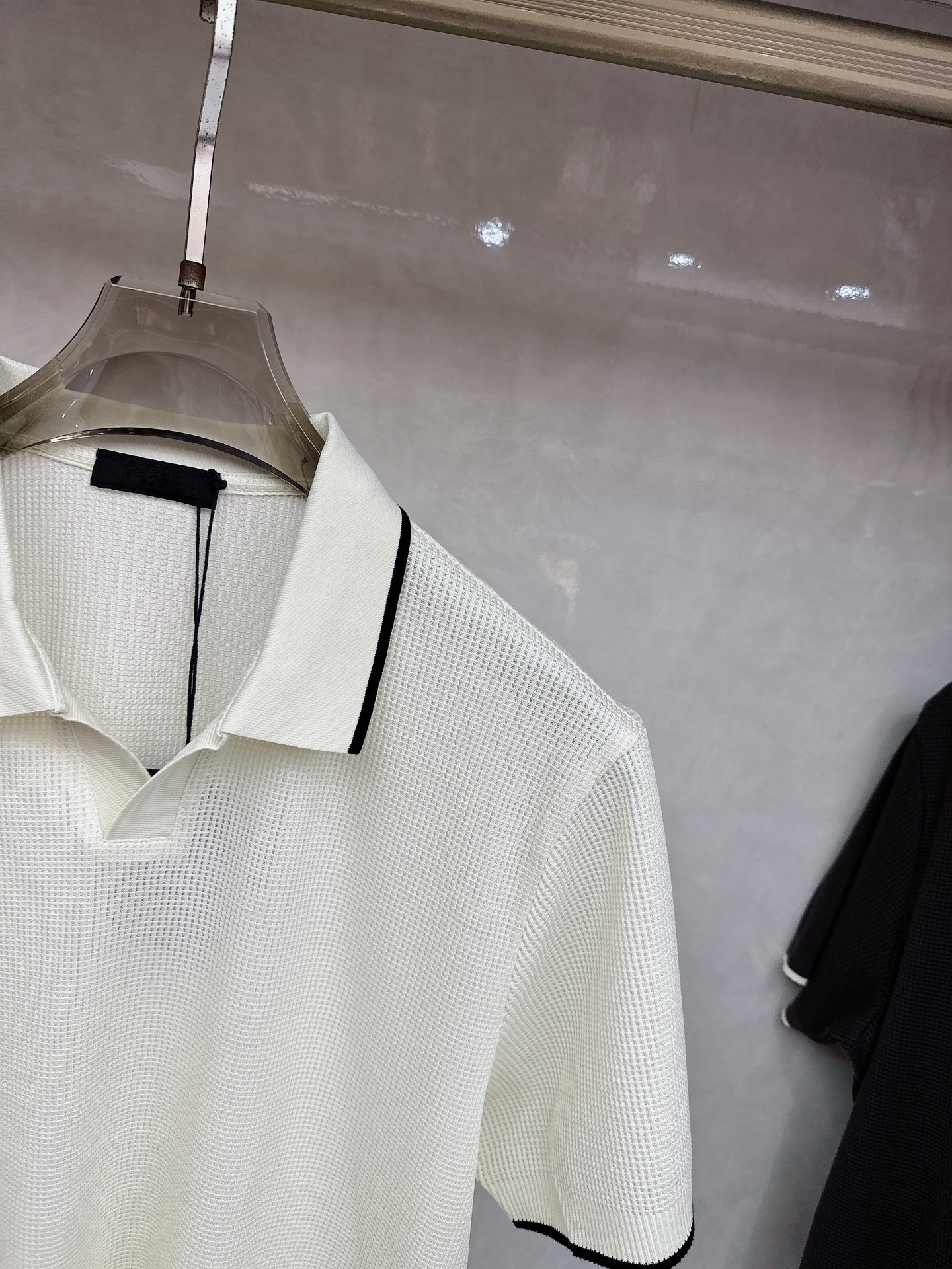 普拉达 Prada 26春夏新品，采用定制华夫格针织工艺，纹理立体饱满，透气孔道，夏日高阶穿搭；面料软糯