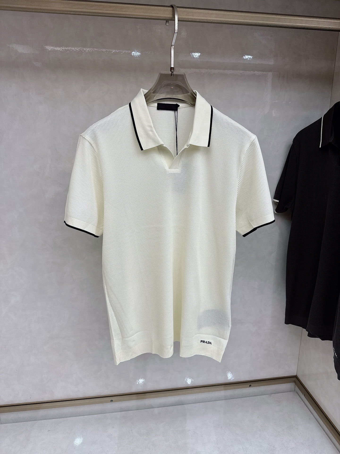 普拉达 Prada 26春夏新品，采用定制华夫格针织工艺，纹理立体饱满，透气孔道，夏日高阶穿搭；面料软糯
