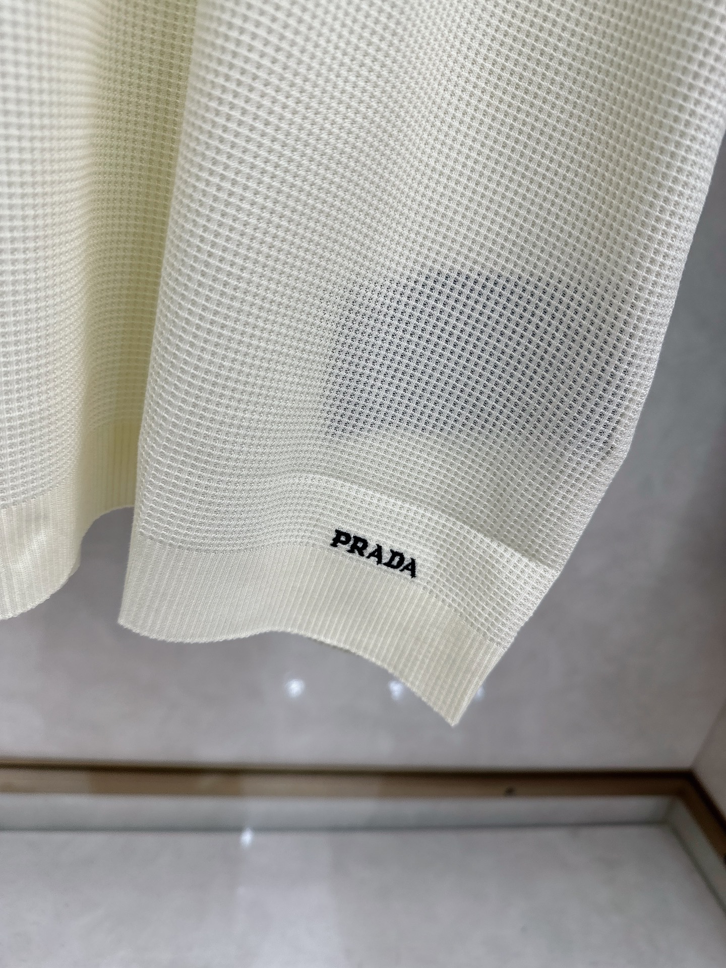 普拉达 Prada 26春夏新品，采用定制华夫格针织工艺，纹理立体饱满，透气孔道，夏日高阶穿搭；面料软糯