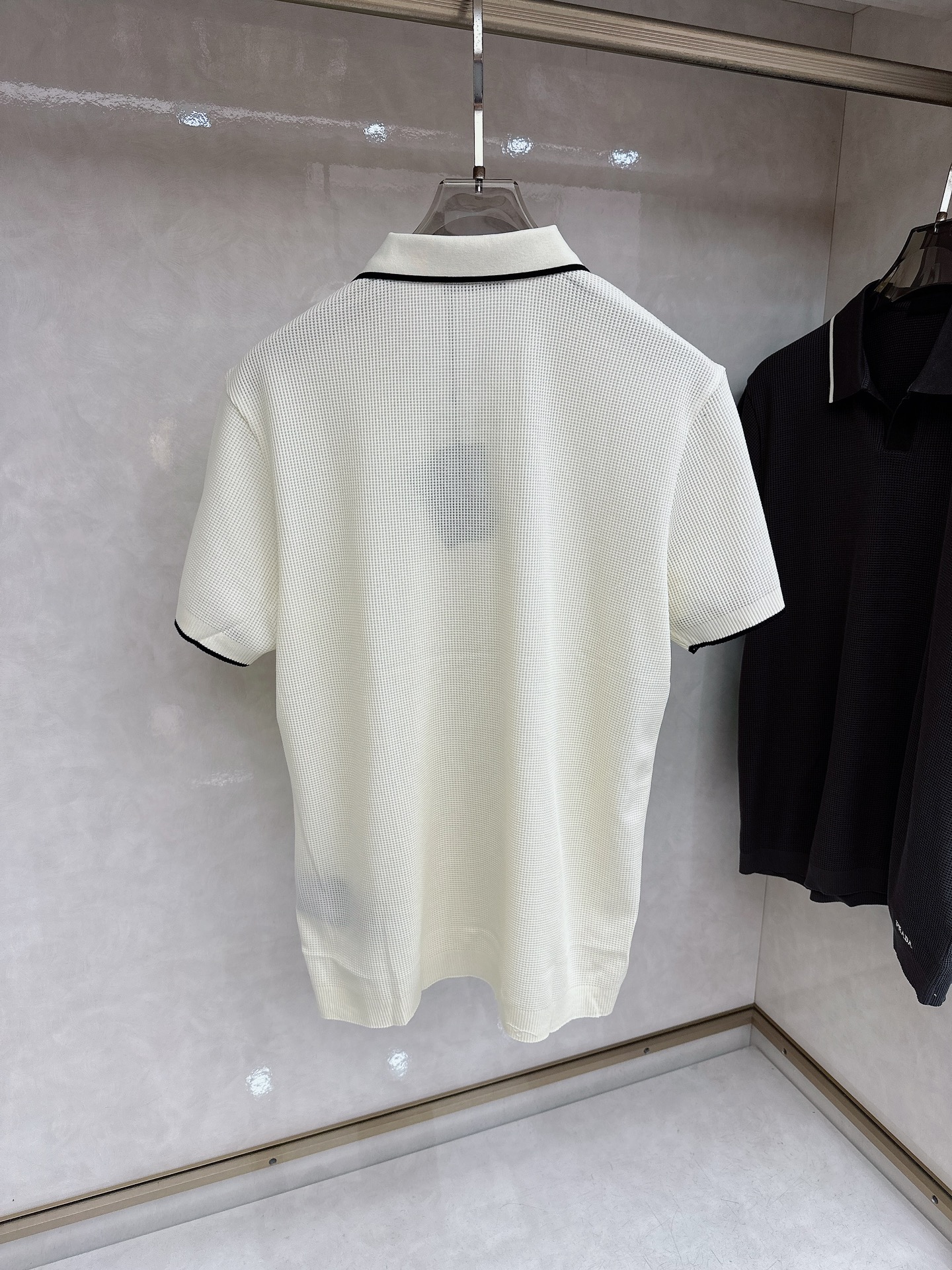普拉达 Prada 26春夏新品，采用定制华夫格针织工艺，纹理立体饱满，透气孔道，夏日高阶穿搭；面料软糯