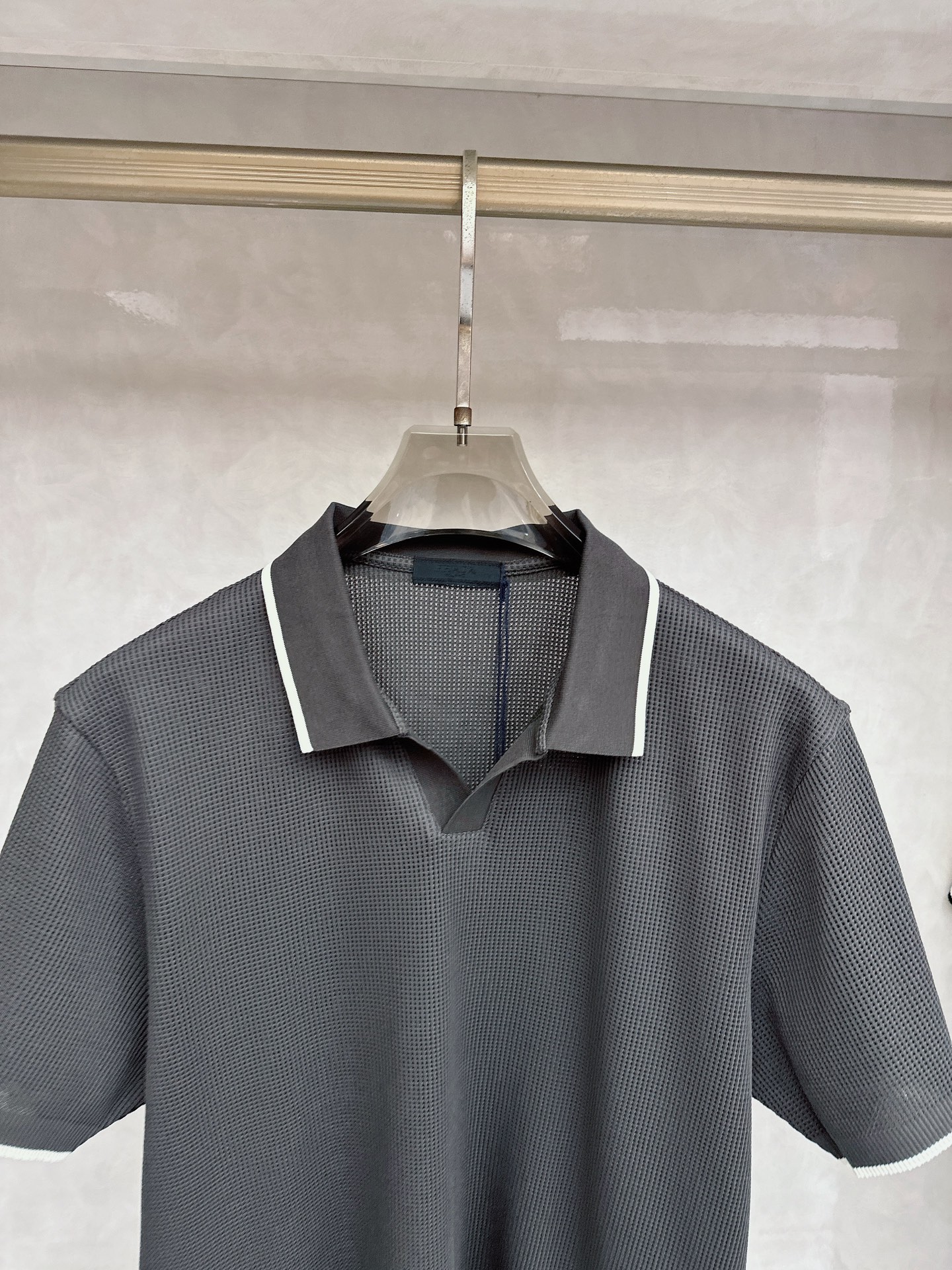 普拉达 Prada 26春夏新品，采用定制华夫格针织工艺，纹理立体饱满，透气孔道，夏日高阶穿搭；面料软糯