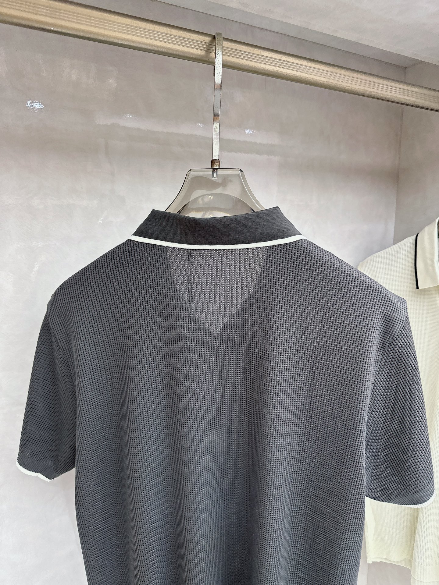 普拉达 Prada 26春夏新品，采用定制华夫格针织工艺，纹理立体饱满，透气孔道，夏日高阶穿搭；面料软糯